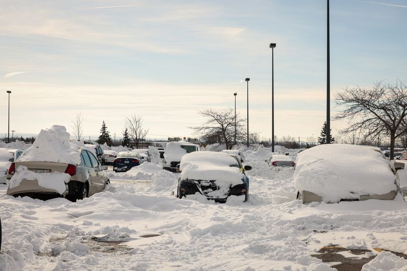 Por la nieve, el hielo y los fuertes vientos, al menos 1.000 vuelos se han cancelado hoy REUTERS/Lindsay DeDario