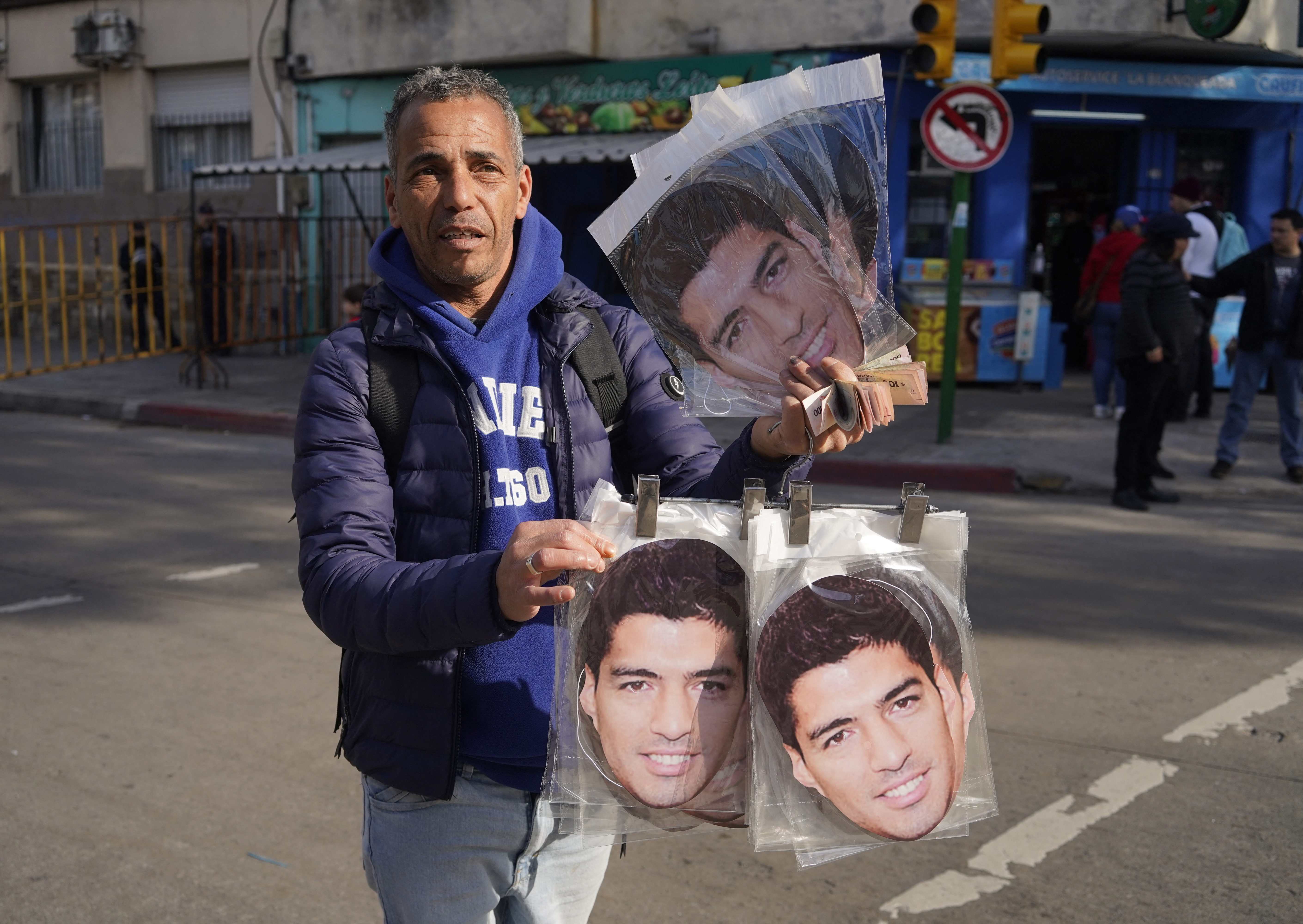 The sale of Suárez masks, a big business in Montevideo (REUTERS / Andres Cuenca Olaondo)
