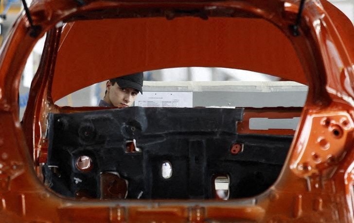 Imagen de archivo de un mecánico trabajando en una línea de montaje de Great Wall Motor Co cerca de la localidad de Lovech, Bulgaria. 21 febrero 2012. REUTERS/Stoyan Nenov