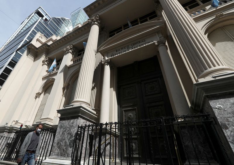 Foto de archivo: fachada de la entrada principal del banco central de Argentina, en Buenos Aires. 24 sept, 2020. REUTERS/Agustin Marcarian