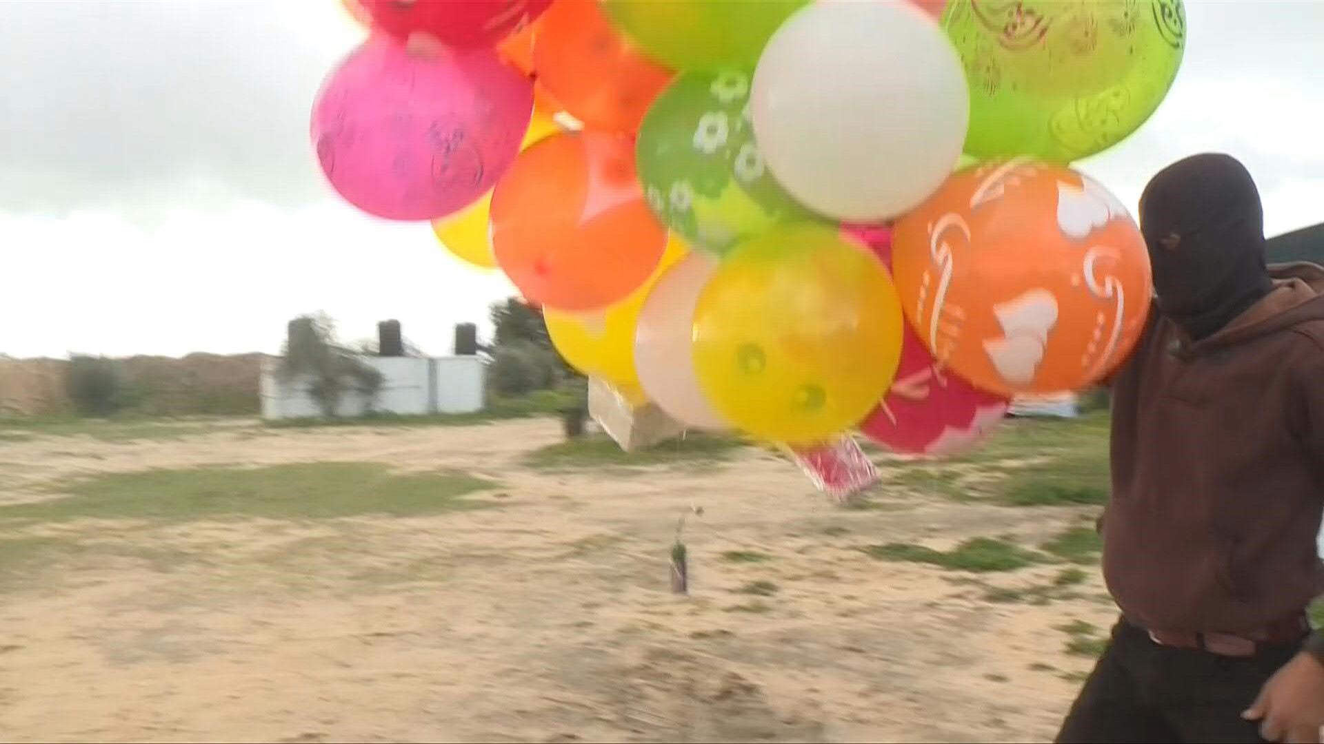 Azules, rojos, verdes, los globos atados en ramillete emprenden el vuelo en el cielo de Gaza con dirección a Israel. Lejos, se oyen los disparos. Los soldados israelíes tratan de destruir estos intrusos de aspecto inofensivo pero que esconden explosivos