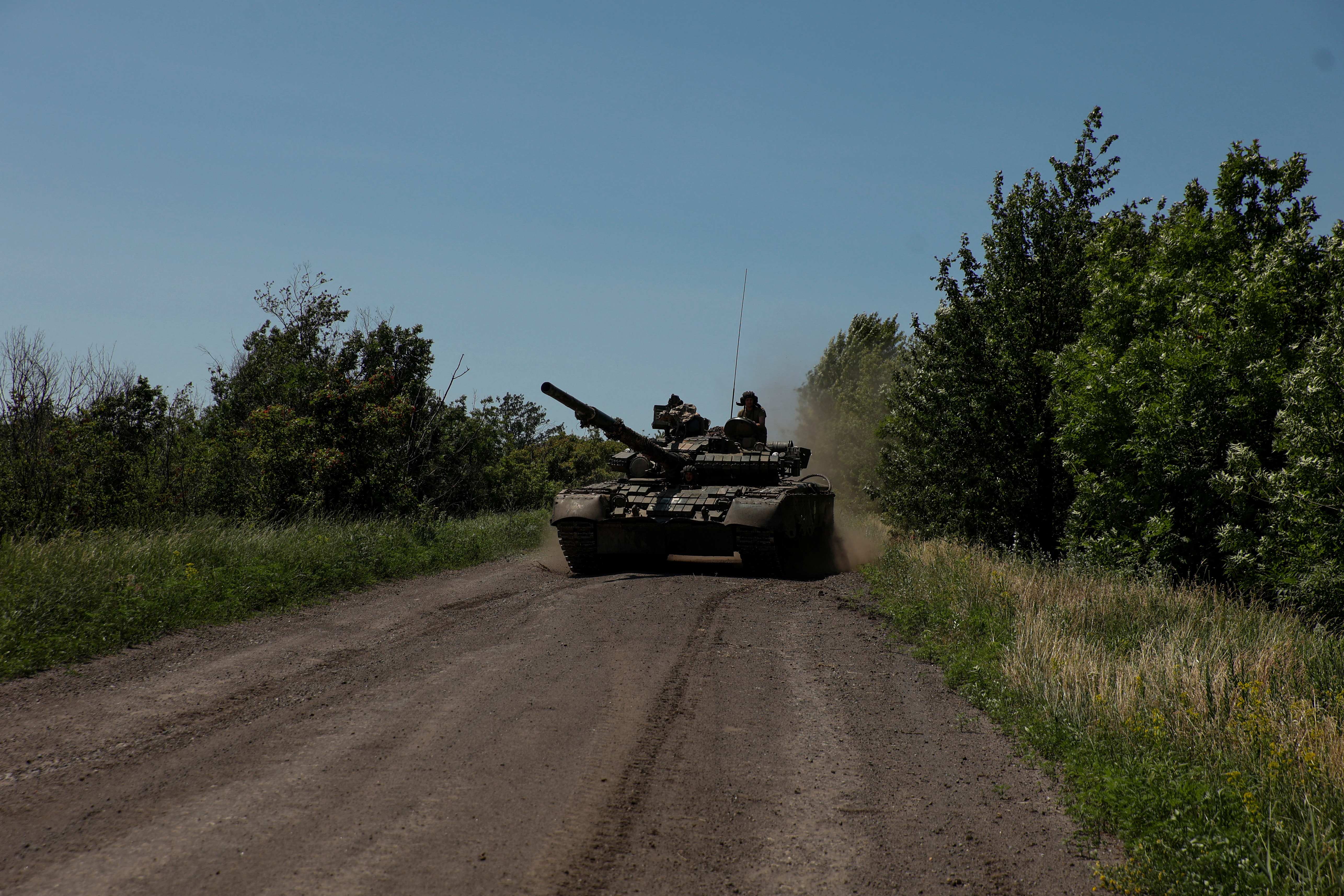 Un tanque ucraniano avanza en Bakhmut (Reuters)