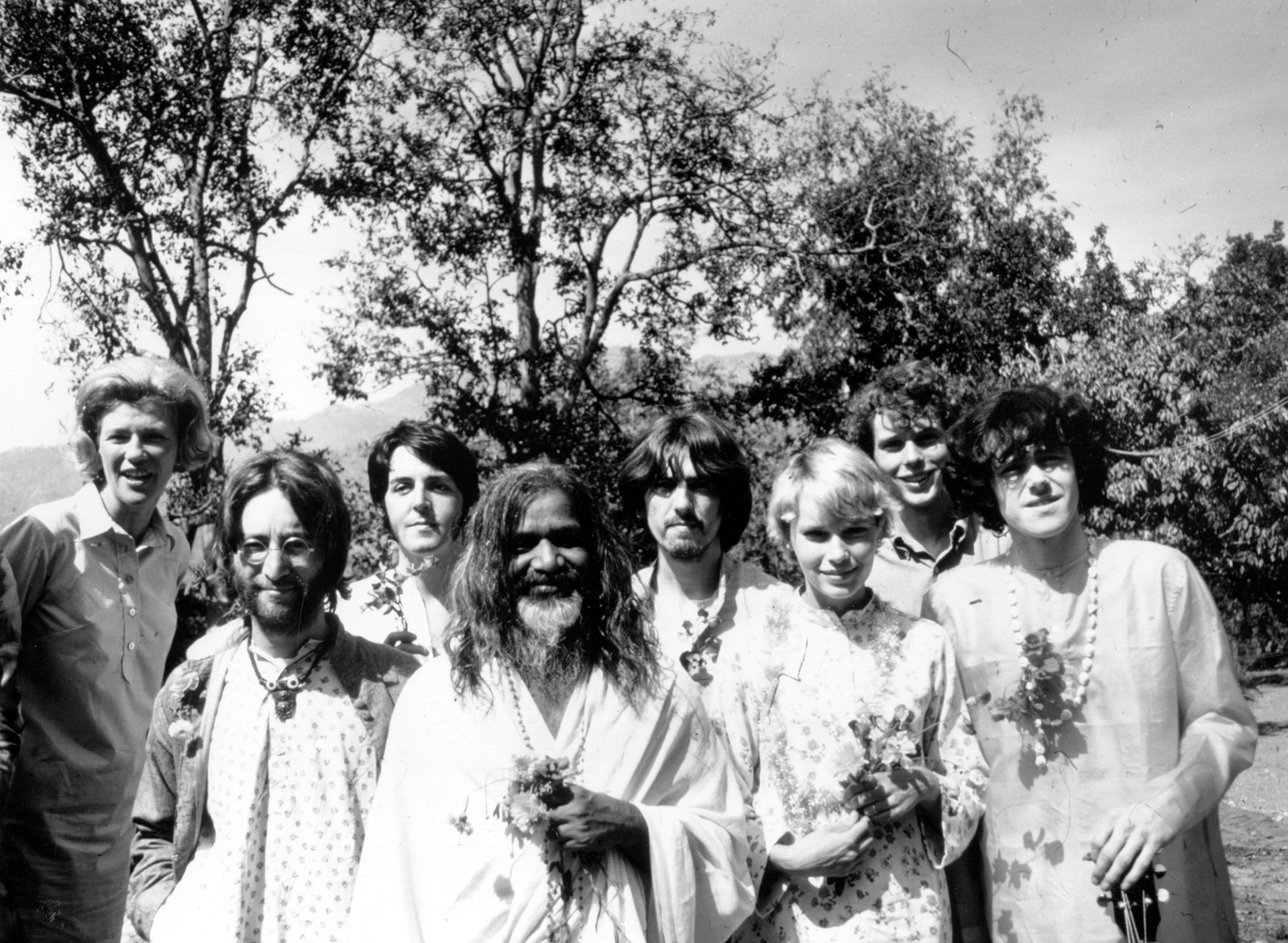 Maharishi Mahesh Yogi con John, George, Paul, Mia Farrow y Donovan, entre otros de sus discípulos (Keystone Features/Hulton Archive/Getty Images)