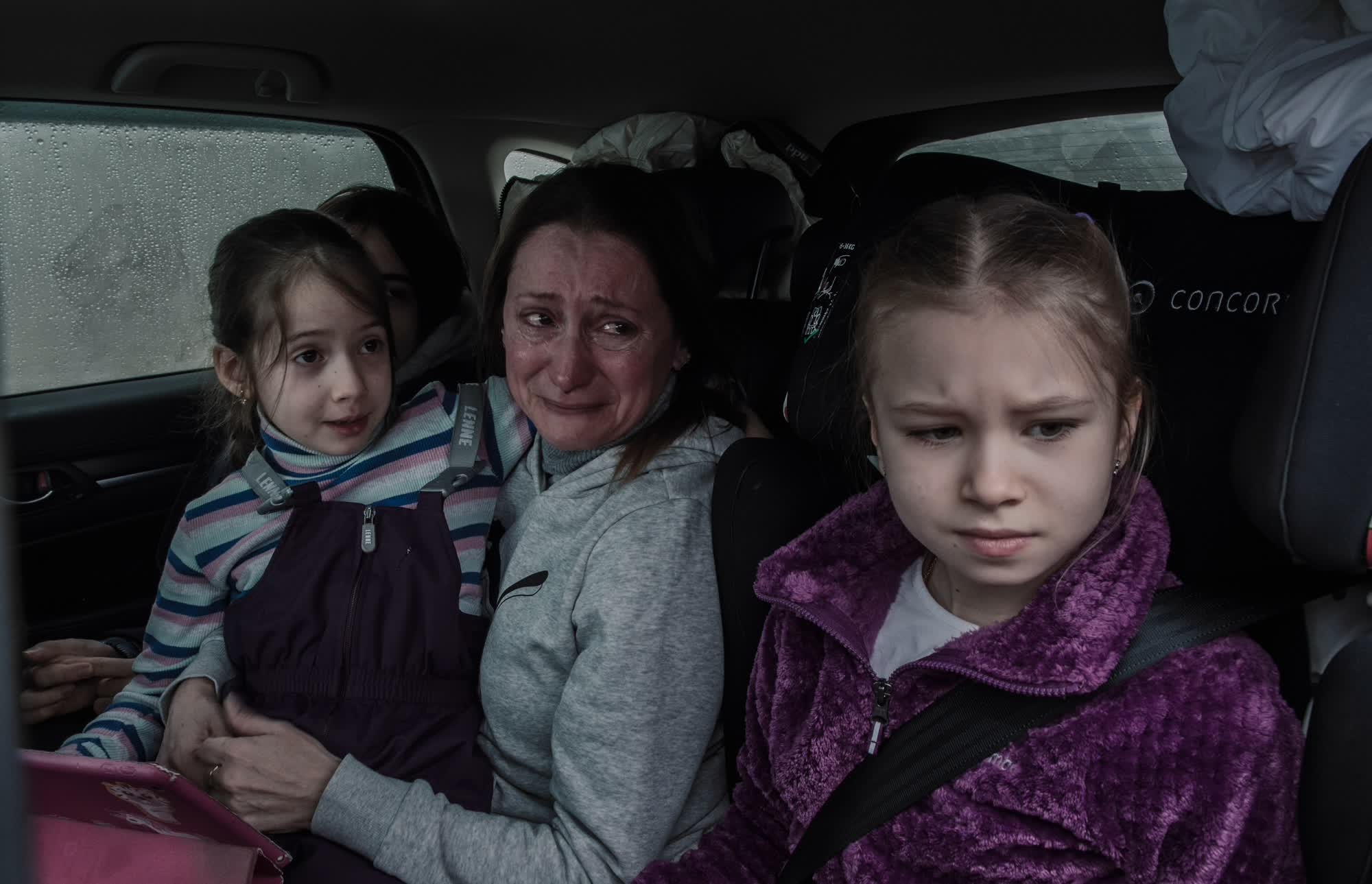 La ex campeona olímpica de patinaje sobre hielo, Ilona Koval, y sus hijas llegando a Palanca, Moldovia, después de huir de los bombardeos en Kharkov.  (Laetitia Vancon/NYT/Redux)