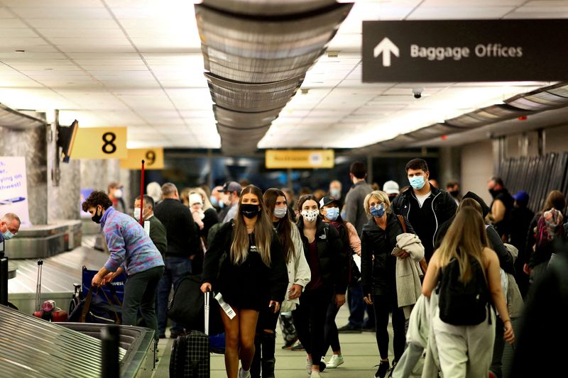 Imagen de archivo de viajeros con mascarillas en el aeropuerto de Denver, Colorado, EEUU. 24 noviembre 2020.  REUTERS/Kevin Mohatt