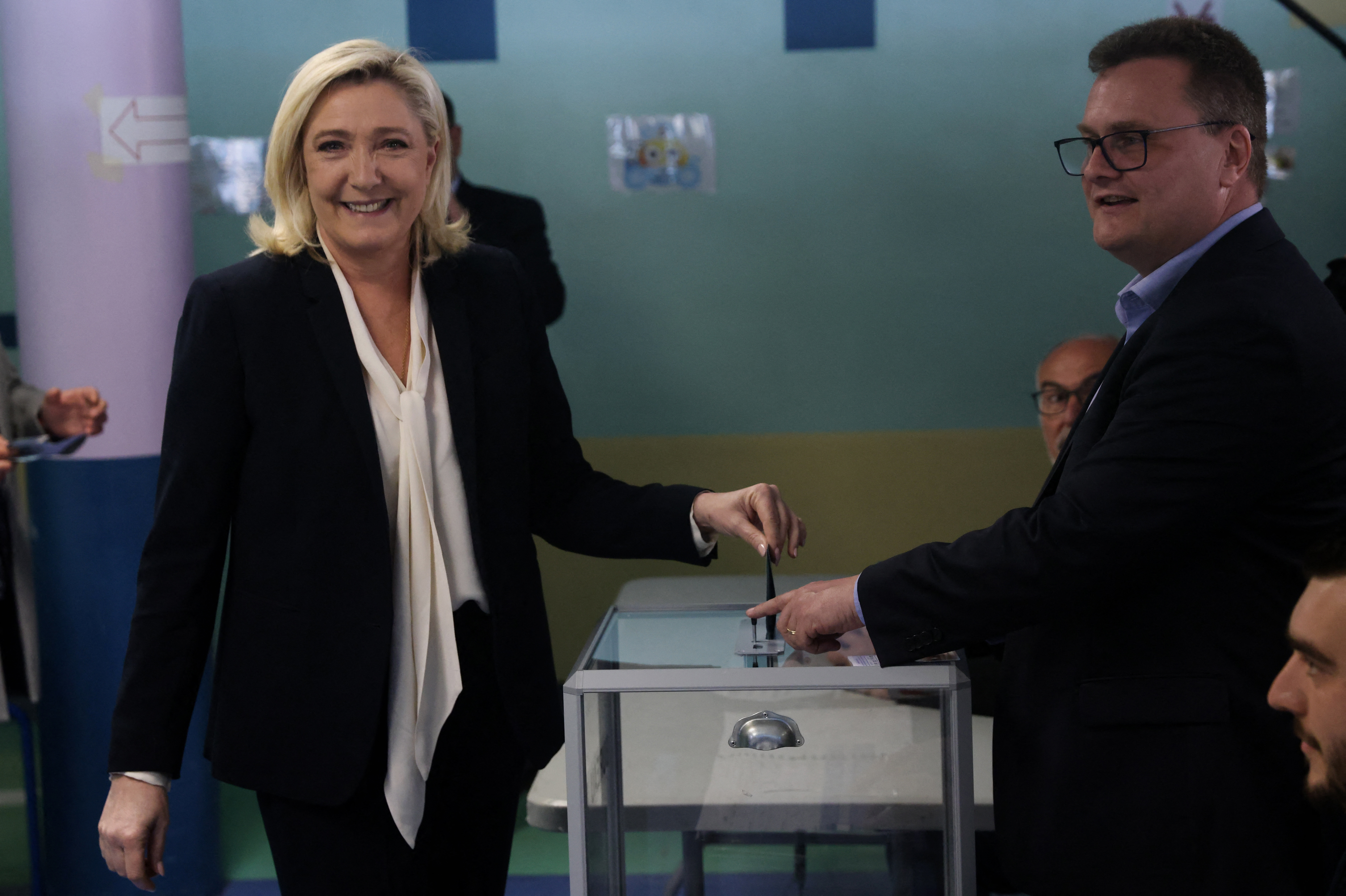 Marine Le Pen, candidata del partido francés de extrema derecha Agrupación Nacional (Rassemblement National) para las elecciones presidenciales francesas de 2022, deposita su voto en la segunda vuelta de las elecciones presidenciales francesas de 2022 en un colegio electoral en Henin-Beaumont, Francia, el 24 de abril de 2022. REUTERS/Yves Herman