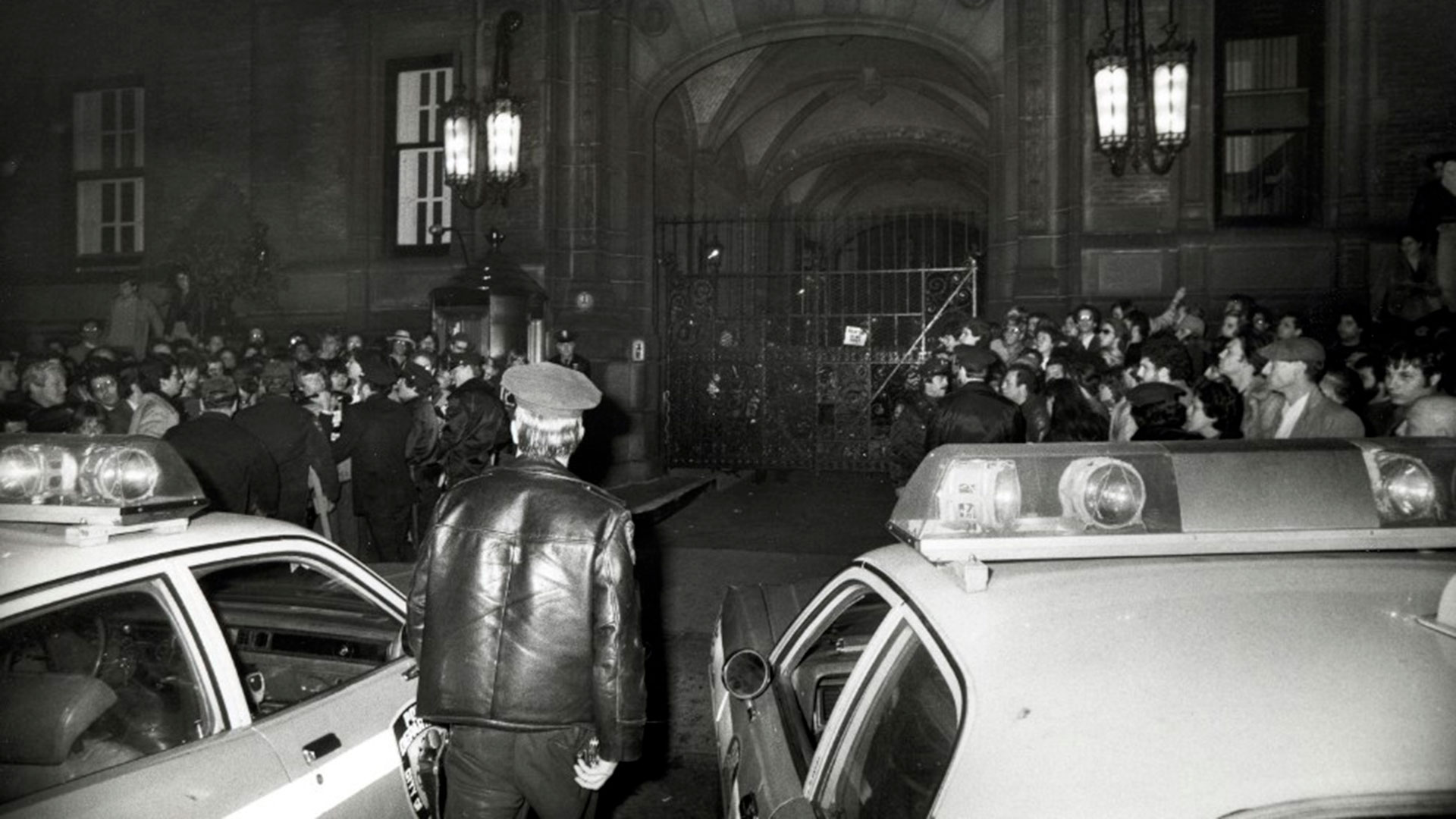 9 de diciembre de 1980. La puerta del edificio Dakota donde John Lennon fue baleado mientras su esposa, Yoko Ono, se adelantaba unos metros para llegar a casa