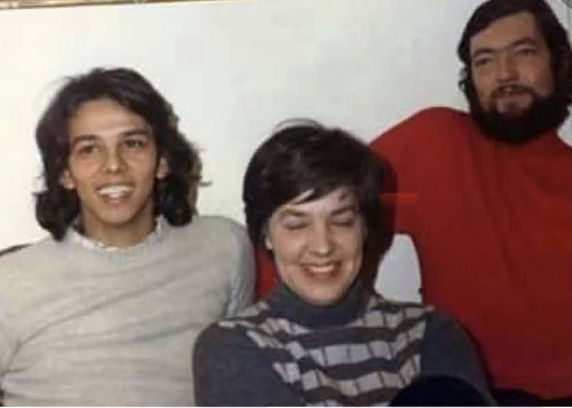 "Fui al cumpleaños de María Elena (Walsh), en el año ‘74, en París. Yo soy un fanático de Cortázar  y, sin decirme nada, lo invitaron. Me mandaron a abrir la puerta. Fui, abrí y era él. Cuando lo vi, empecé a retroceder porque me dije “me voy a caer, no puede ser”, y los otros se morían de risa. Cortázar no entendía nada, le tuvieron que explicar cómo era el asunto. Era un tipo que tenía una generosidad muy grande", detalla Jairo