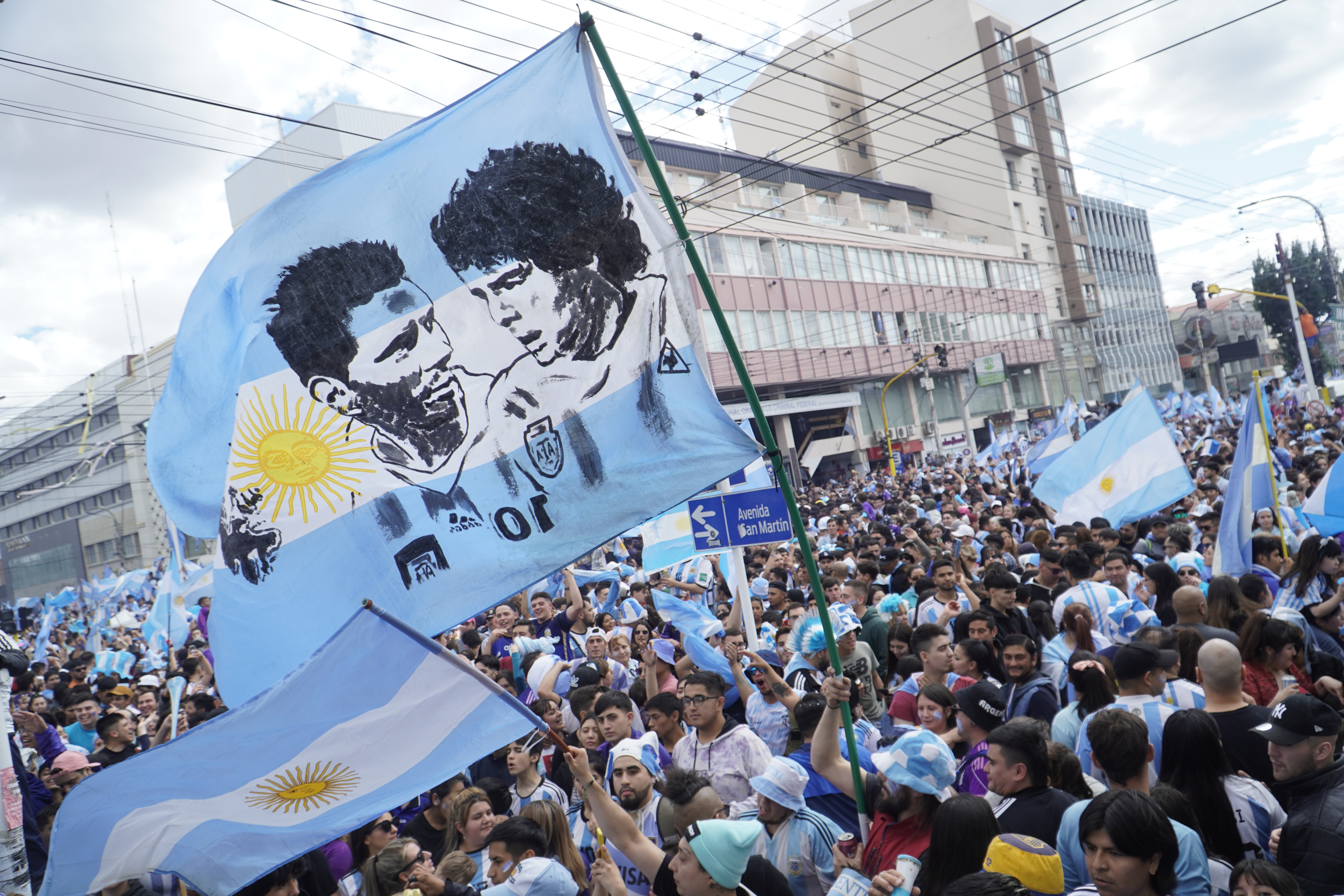 Messi y Maradona son una sola bandera en Río Gallegos, Santa Cruz 