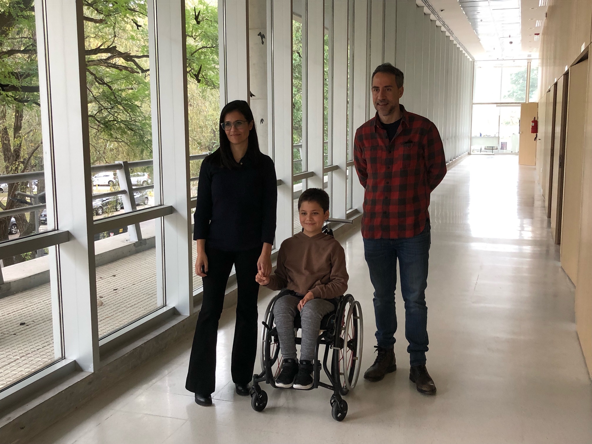 Vanina Sánchez, su esposo y Joaquín de 10 años, que sería beneficiado por la nueva terapia en una futura aprobación (VI)