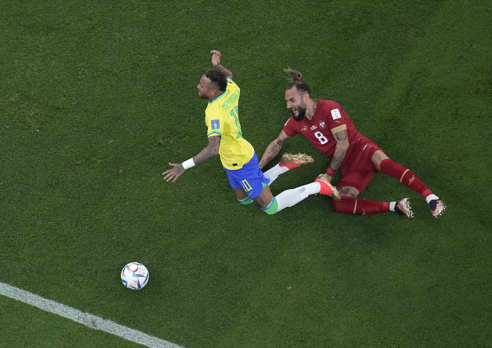 Nemanja Gudelj le comete una dura infracción a Neymar en el duelo entre Serbia y Brasil (AP Photo/Thanassis Stavrakis)