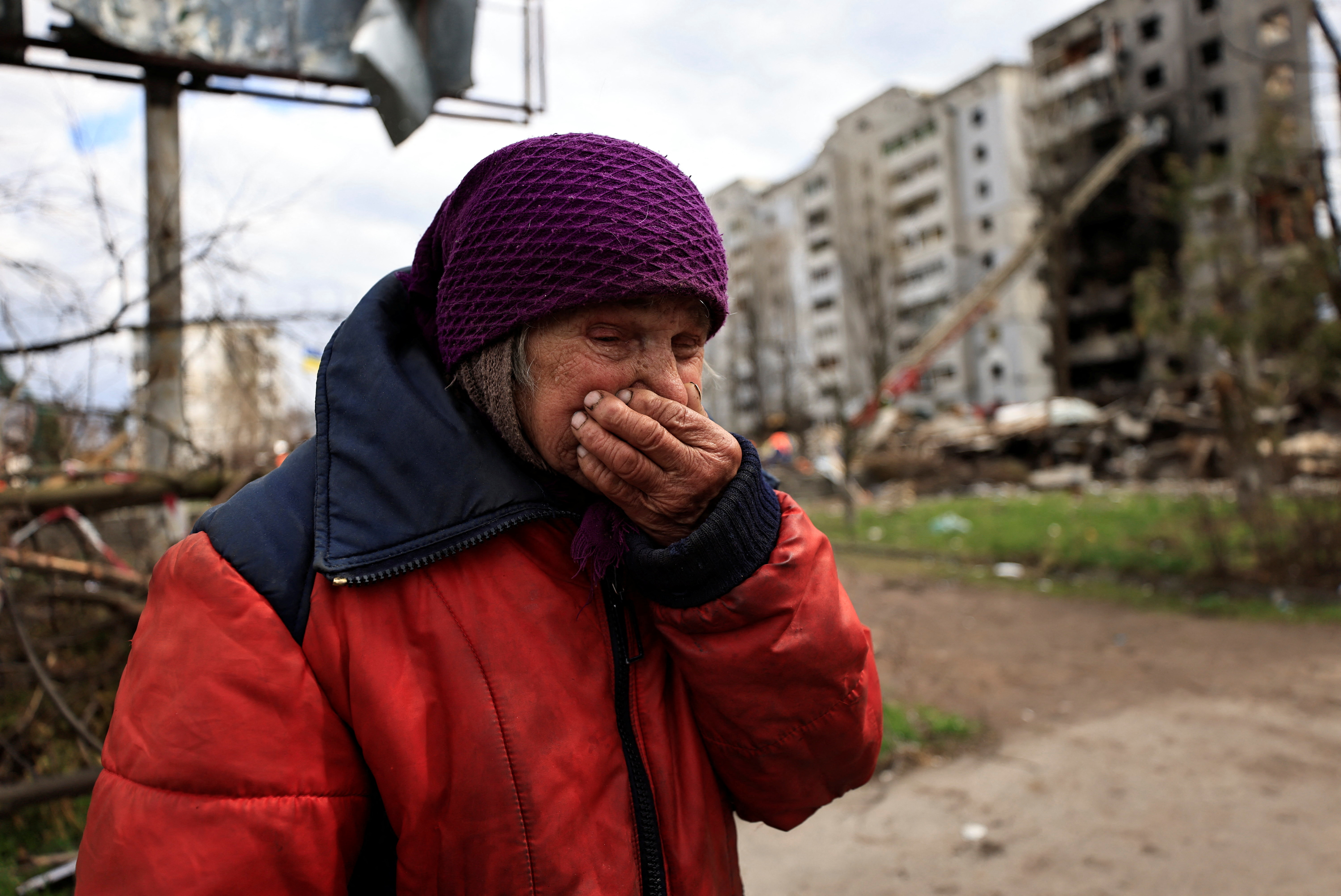 Una mujer llora delante de las ruinas de un edificio que fue atacado por las tropas rusas en Ucrania