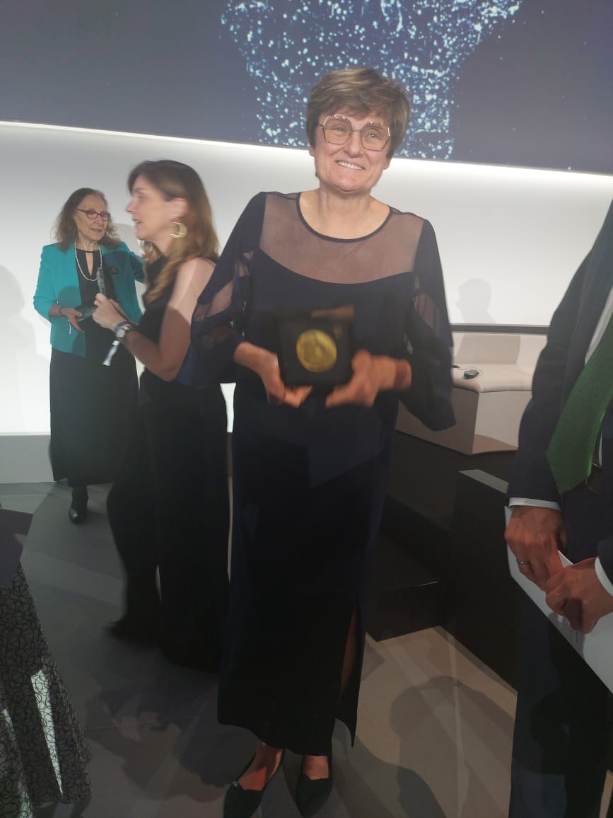 Karikó con su galardón internacional Por las mujeres en la Ciencia y en plena Gala. Se la vio muy emocionada