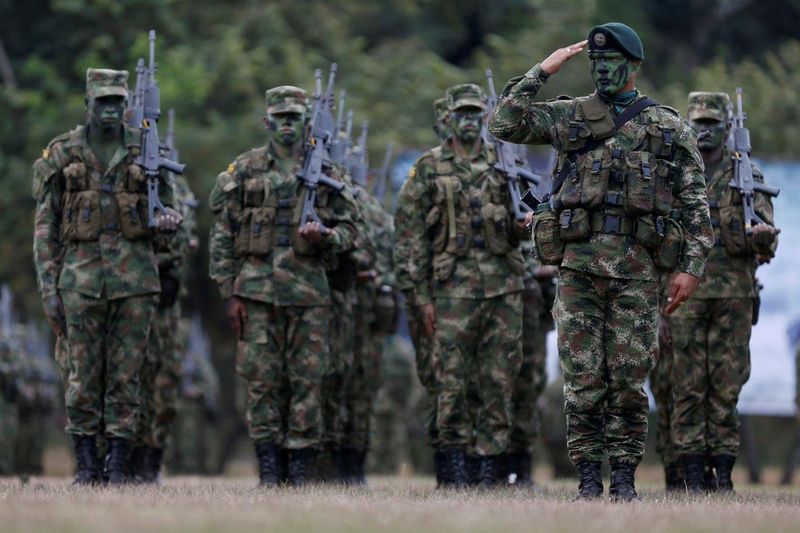 Foto de archivo. Soldados colombianos durante la ceremonia de graduación en el municipio de Nilo, Colombia, 17 de febrero, 2017. REUTERS/Jaime Saldarriaga
