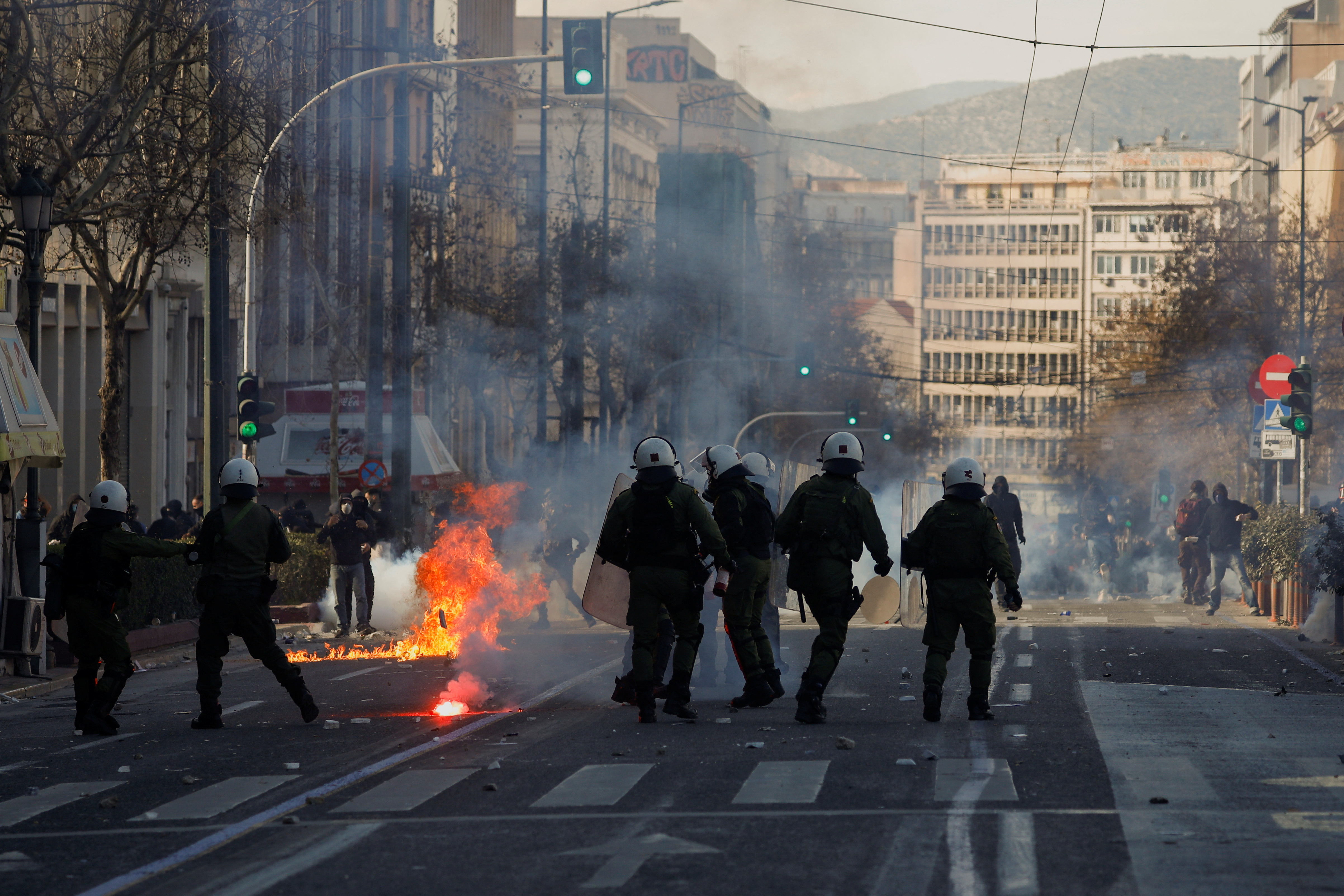 Video: violentos disturbios en Grecia tras una protesta contra el gobierno por la peor tragedia ferroviaria del país