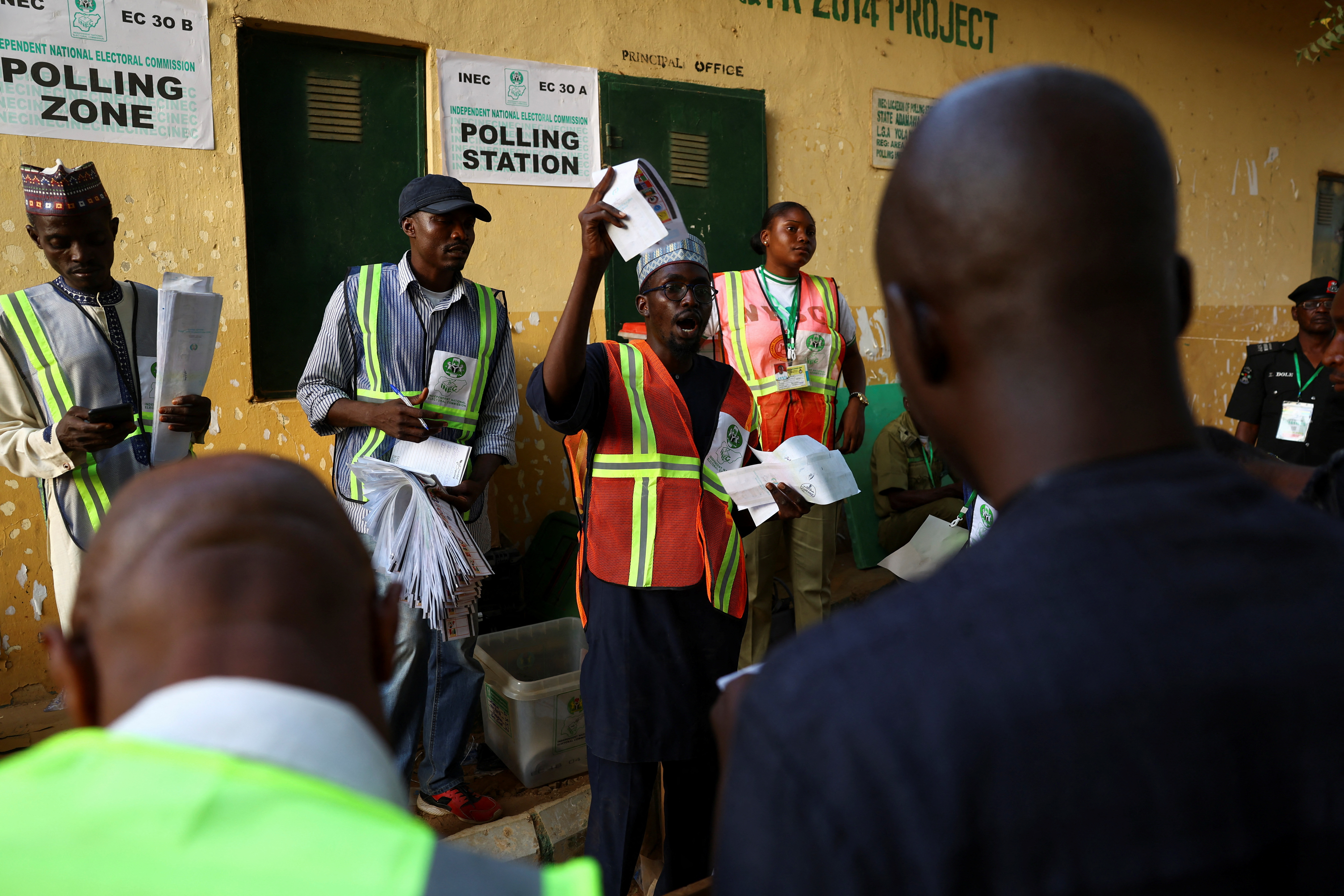 Un funcionario cuenta las papeletas, tras finalizar la votación en un colegio electoral, en los comicios presidenciales de Nigeria, en Yola (REUTERS/Esa Alexander)