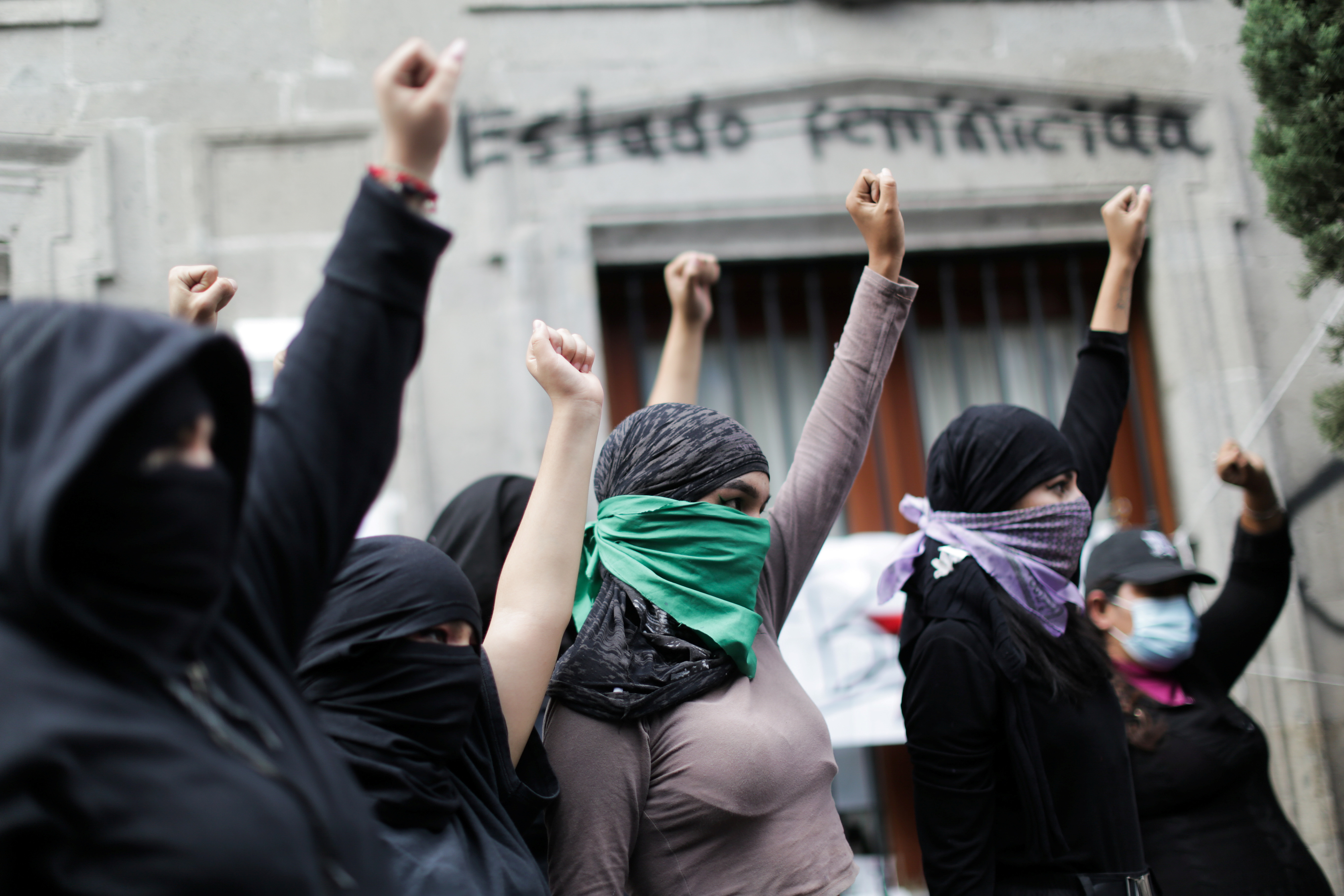 Integrantes de un colectivo feminista levantan los puños frente a las instalaciones del edificio de la Comisión Nacional de Derechos Humanos, en apoyo a las víctimas de violencia de género, en la Ciudad de México, México, 11 de septiembre de 2020. Fotografía tomada el 11 de septiembre de 2020.