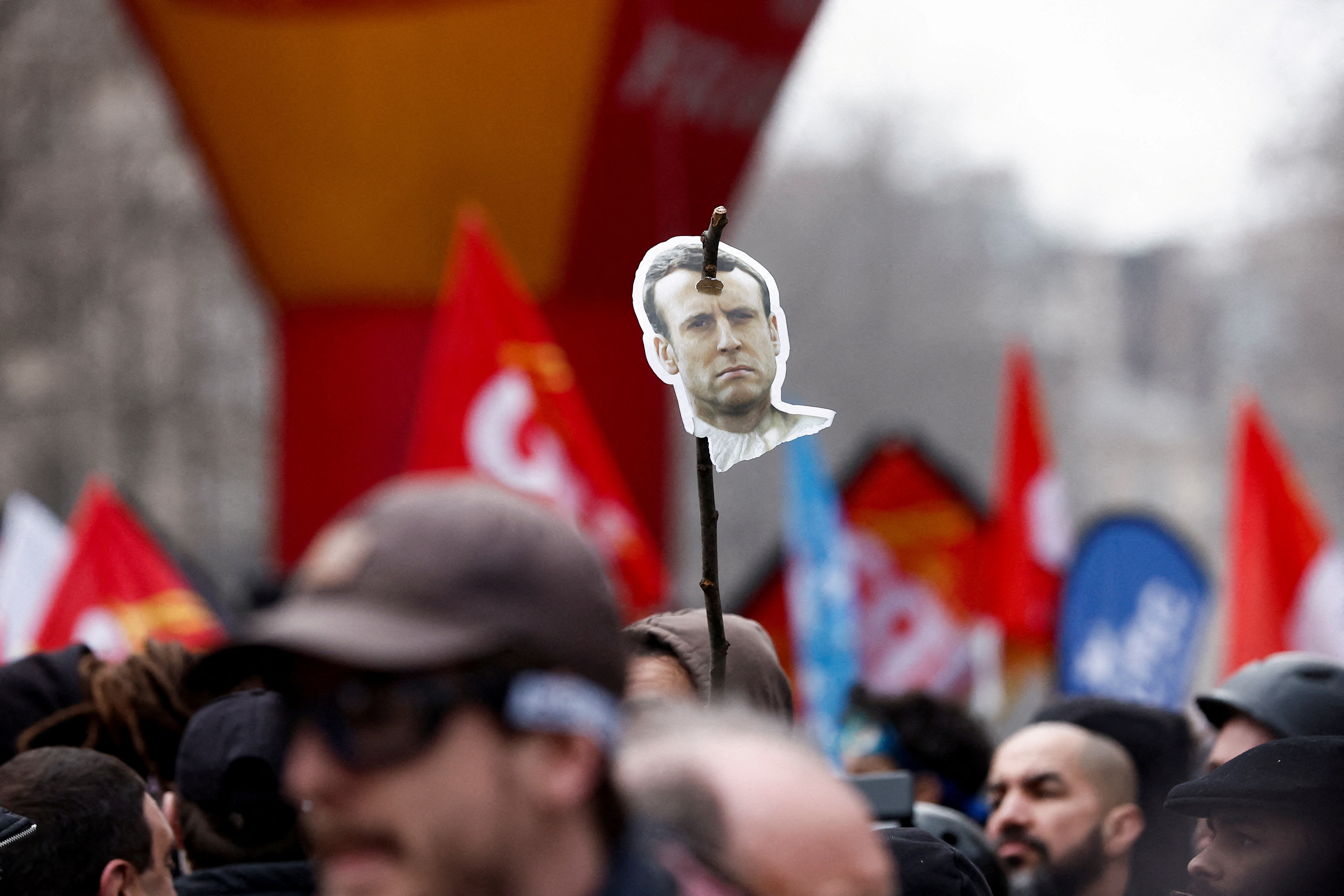 Un manifestante sostiene una imagen que representa al presidente francés Emmanuel Macron en un palo (REUTERS/Benoit Tessier/File Photo)