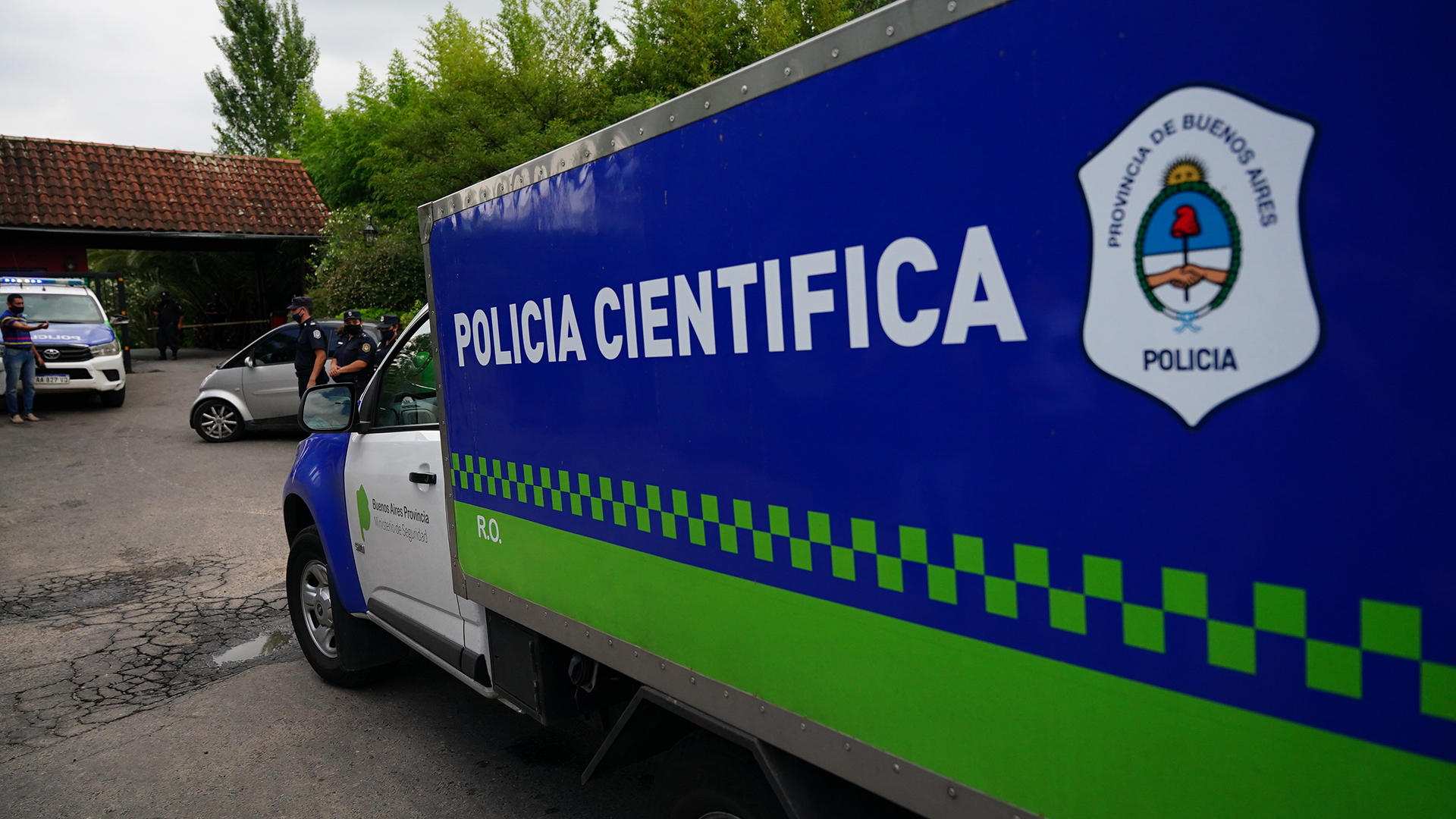 El camión de la policía científica, en la puerta del barrio privado donde residía Maradona (Franco Fafasuli)