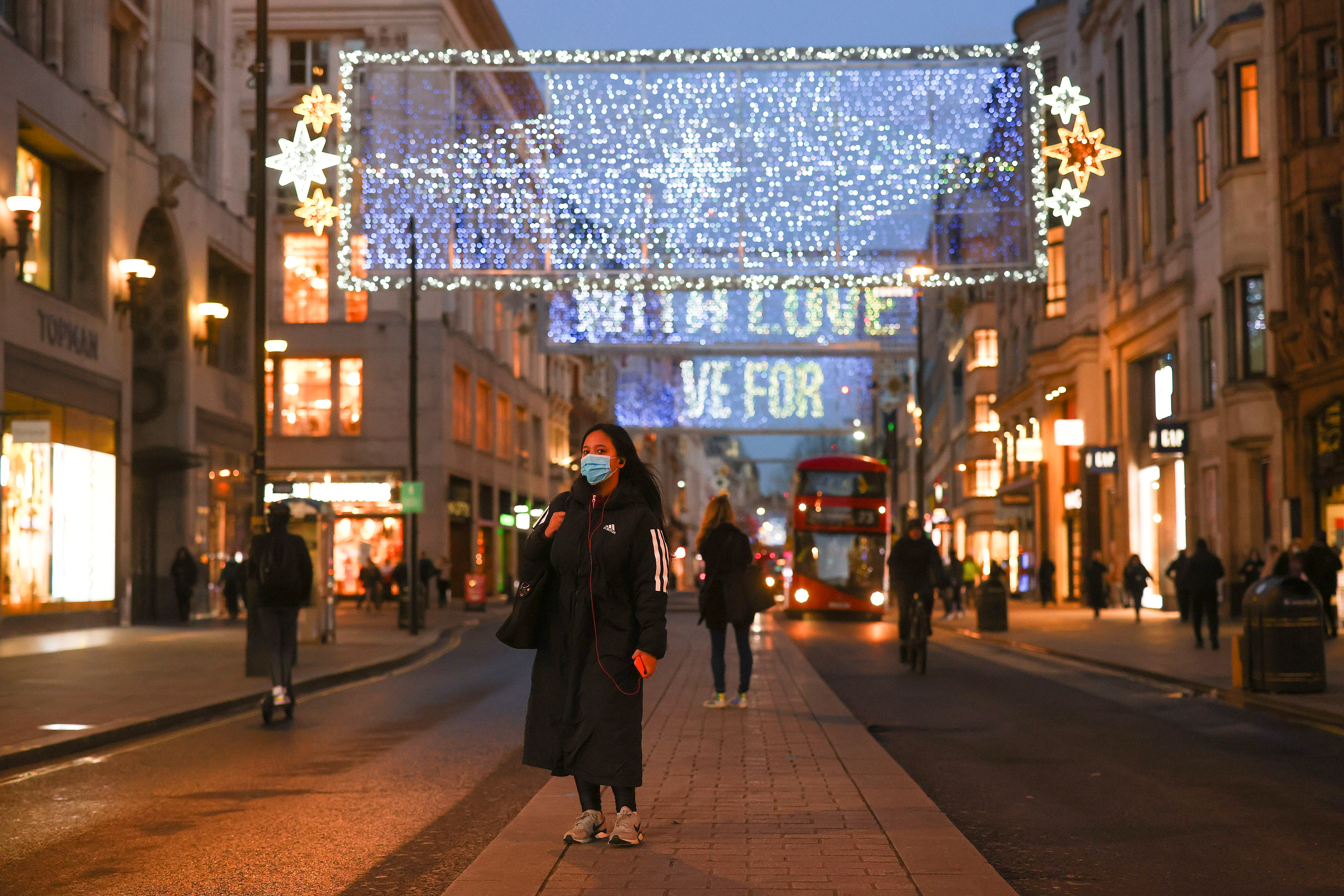 Oxford Street, en Londres, con decoración navideña. REUTERS/Simon Dawson