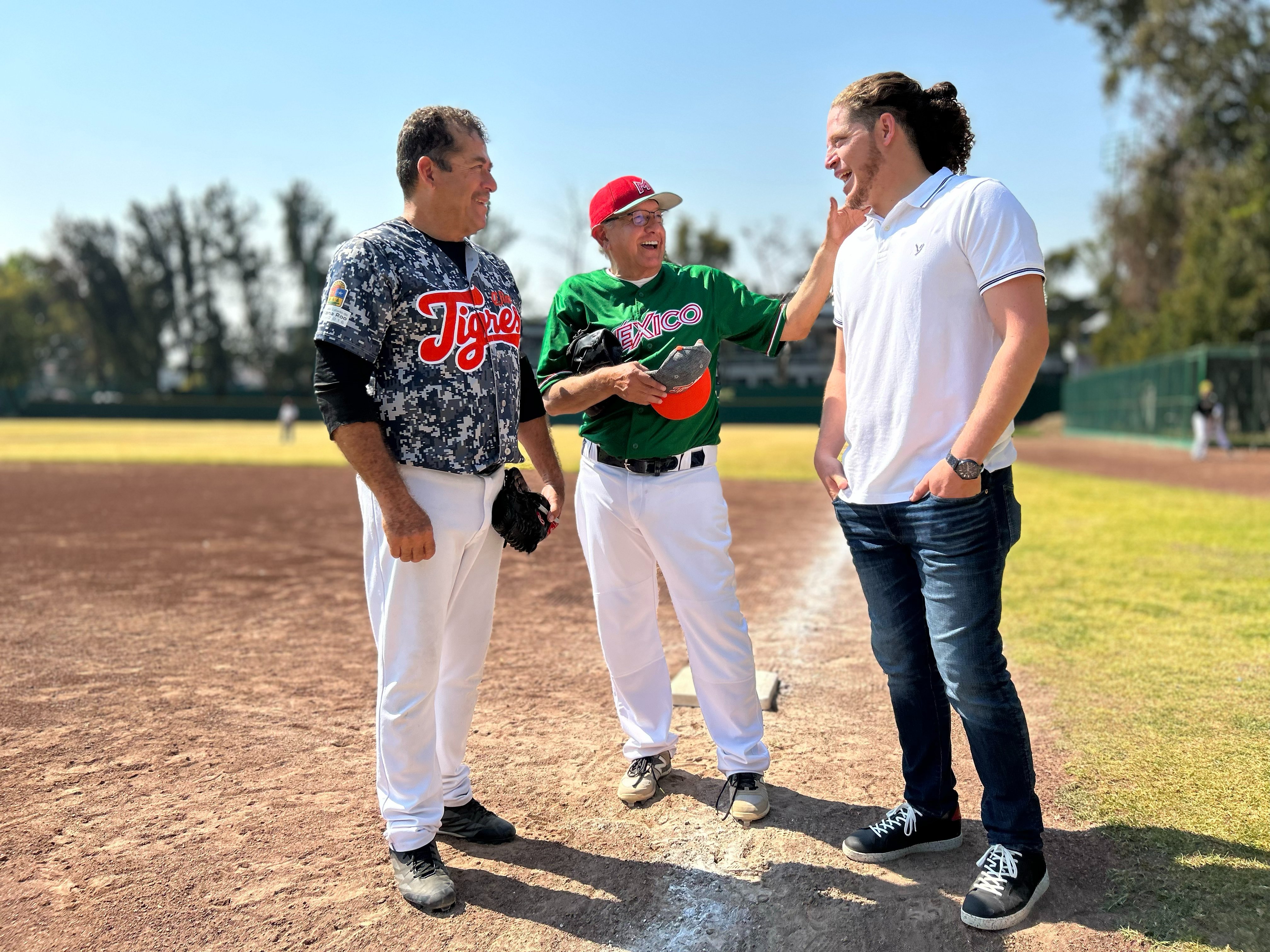 En el terreno de juego también estuvo presente Wilmer Ríos, hijo de "Chito" Ríos (Twitter/@lopezobrador_)