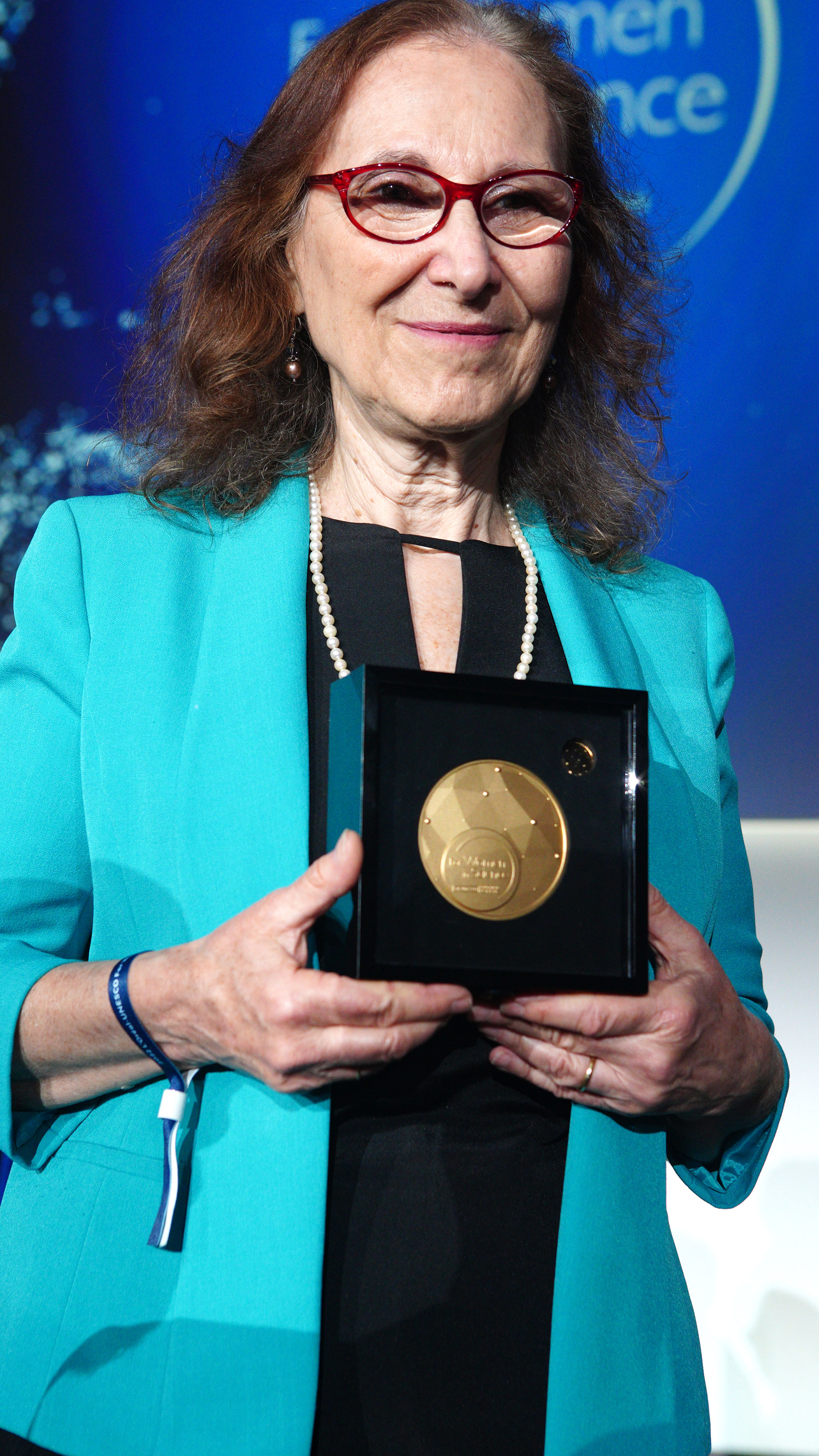 Alicia Dickenstein posa con el Premio L´Óreal- Unesco Por las mujeres en la ciencia , Laureate 2021.