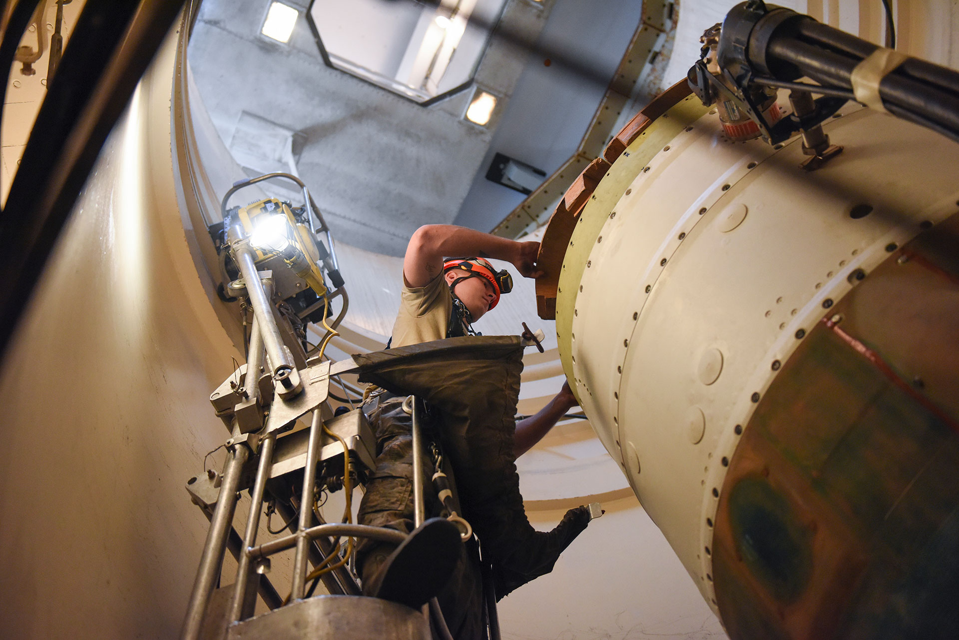 Un técnico prepara un espaciador en un misil balístico intercontinental durante una prueba en una instalación de lanzamiento cerca de la Base Malmstrom de la Fuerza Aérea en Great Falls (AP)