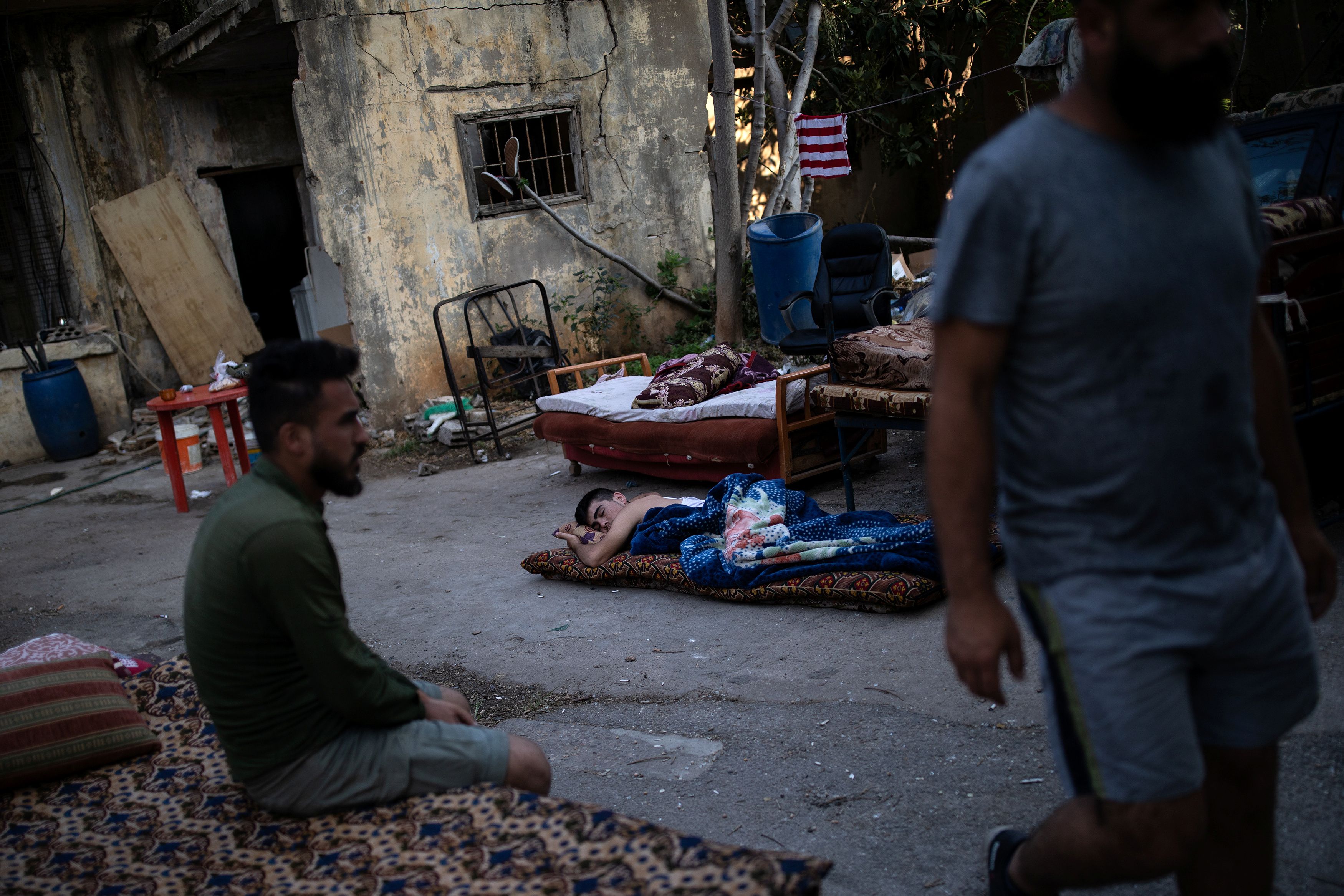 Un niño, cuya casa fue dañada por la explosión en el puerto de Beirut, duerme afuera sobre un colchón en el piso, en el vecindario de Karantina, en Beirut, Líbano, el 12 de agosto de 2020. (Foto: REUTERS / Alkis Konstantinidis)