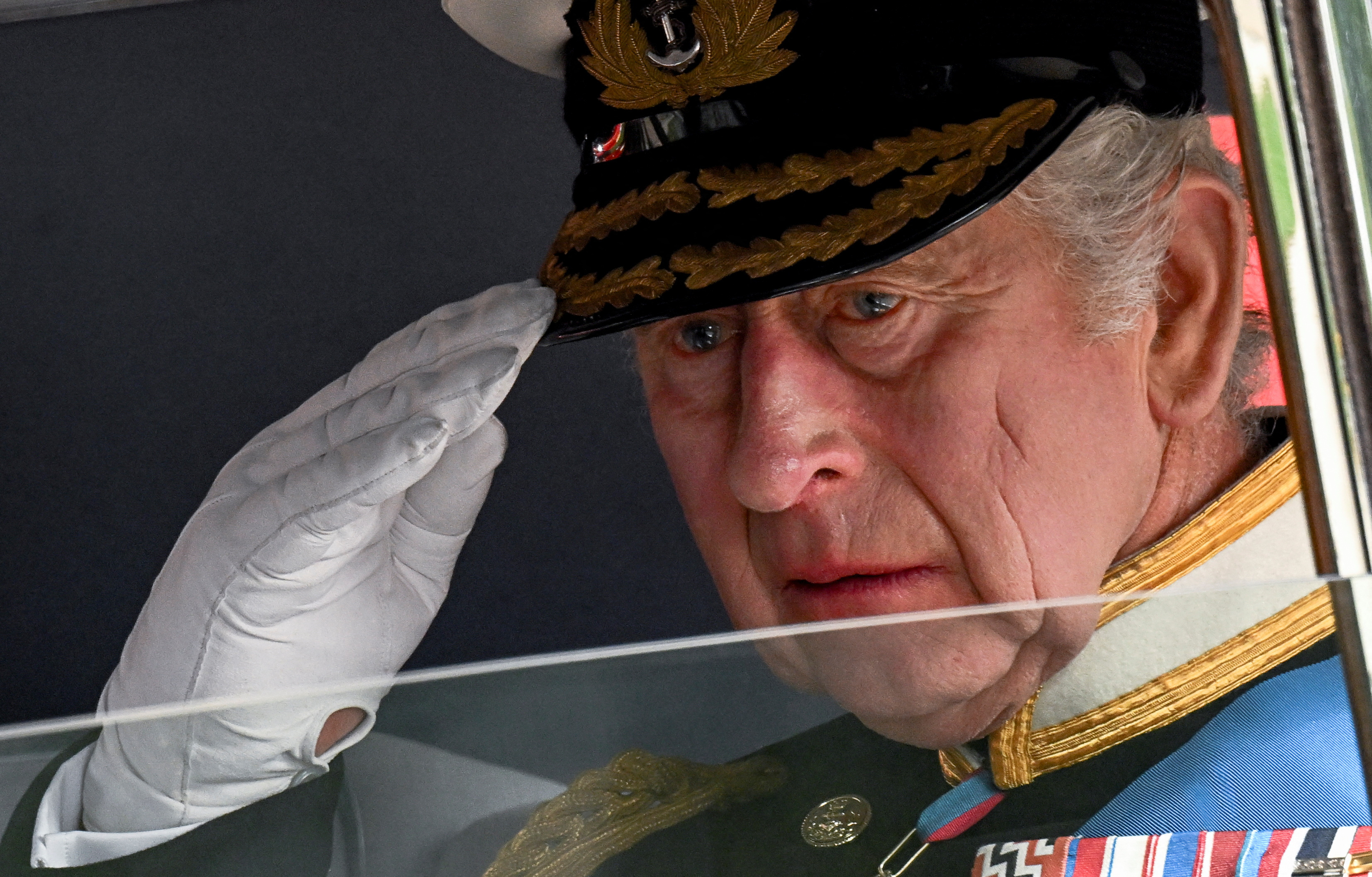 El rey Carlos de Gran Bretaña saluda cuando sale de Wellington Arch el día del funeral de estado y el entierro de la reina Isabel de Gran Bretaña. 