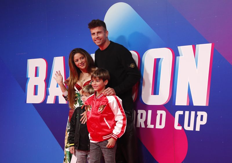 El jugador del FC Barcelona Gerard Piqué con la cantante Shakira y sus hijos llegan a la Copa del Mundo de Globos en Tarragona, España, 14 de octubre de 2021. REUTERS/Albert Gea