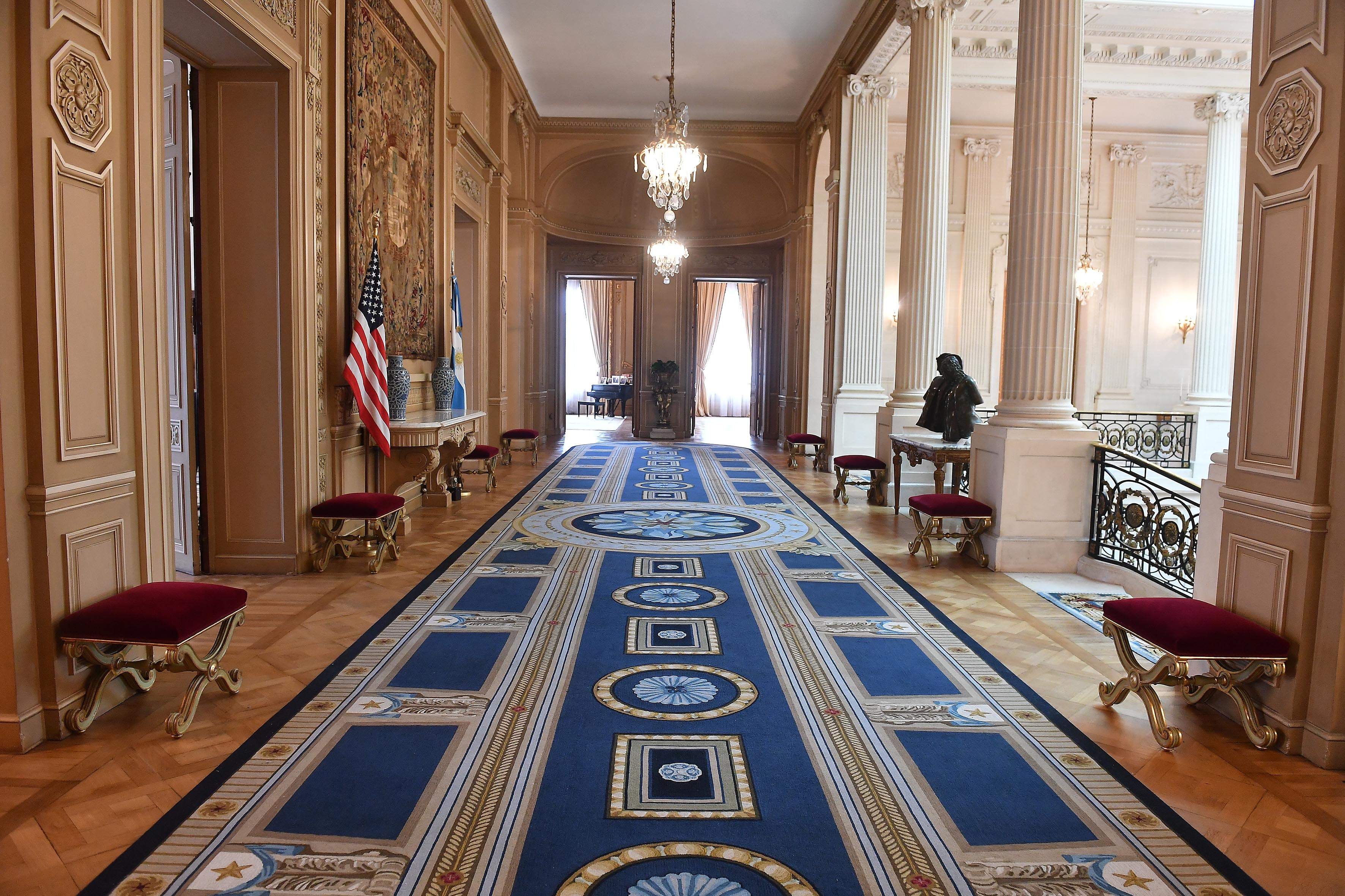 La obra finalizó en 1917 y la familia Bosch habitó el Palacio hasta 1929, año en que fue adquirido por el Gobierno de los Estados Unidos para convertirlo en residencia del embajador estadounidense en Buenos Aires 