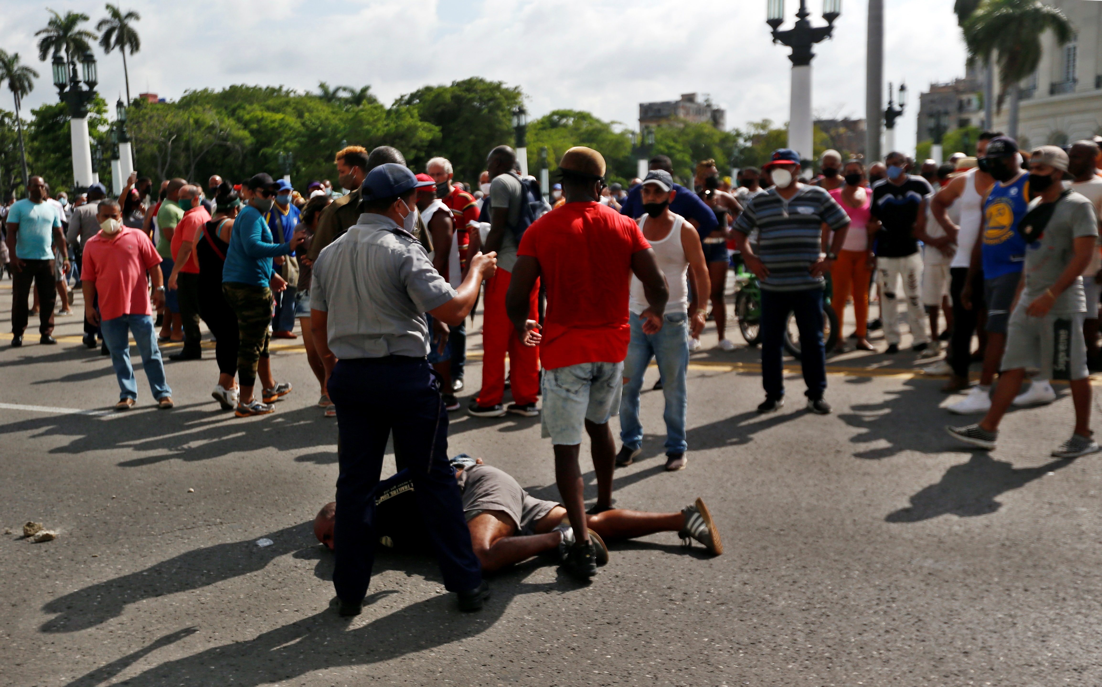 Un hombre permanece en suelo antes de ser arrestado durante las protestas antigubernamentales en La Habana (EFE/Ernesto Mastrascusa)
