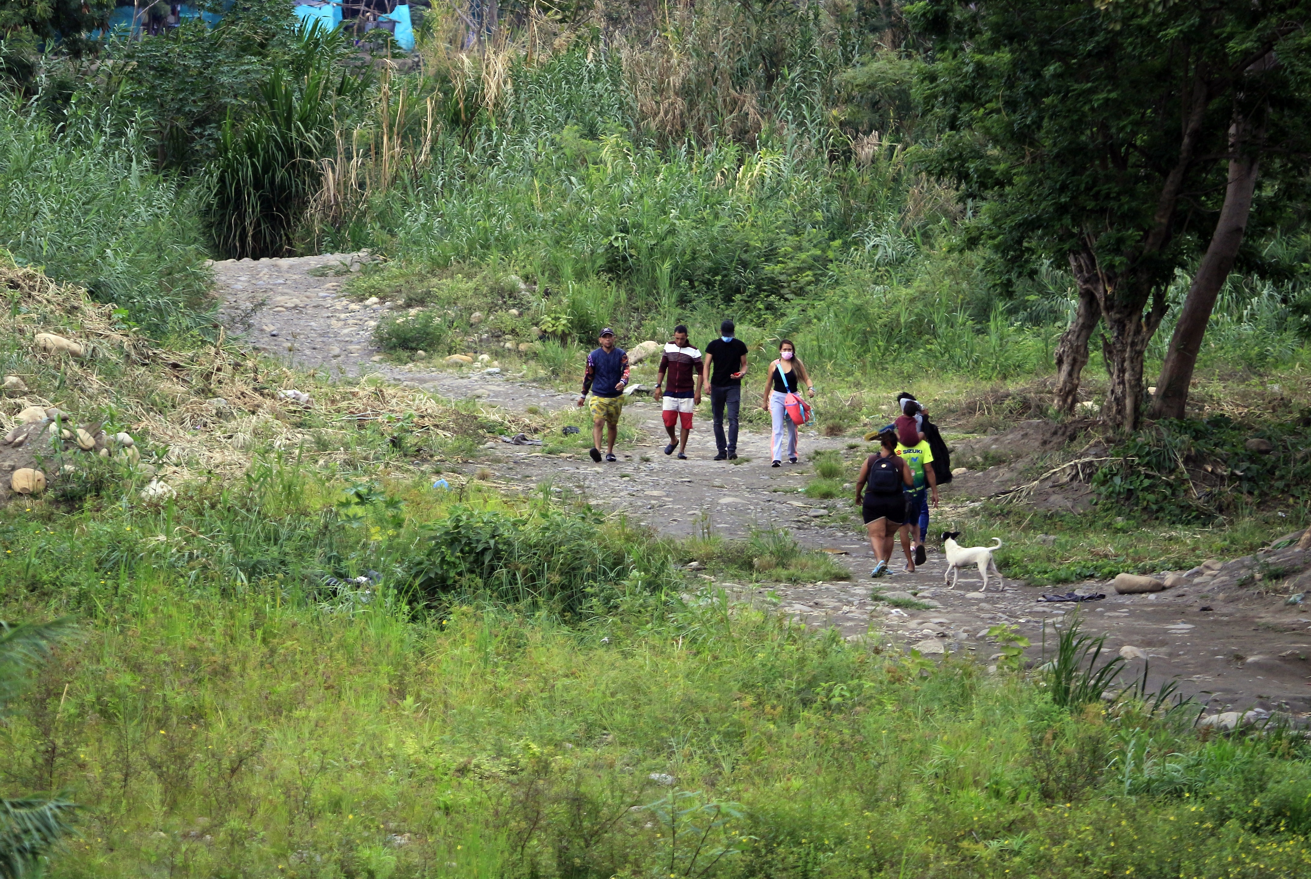 Ciudadanos procedentes de Venezuela ingresan a Colombia por trochas, en Cúcuta (EFE/Mario Caicedo/Archivo)