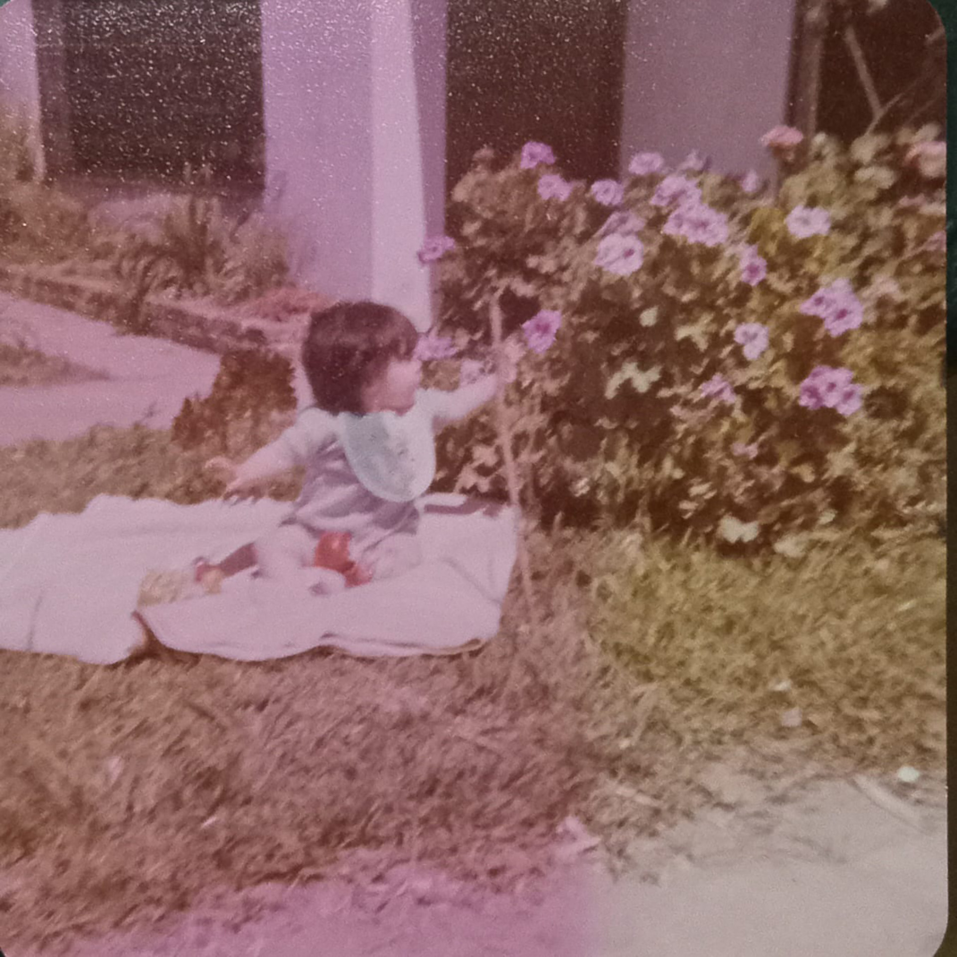 De pequeña en el jardín de su casa en San Isidro, la que añora y desea comprar algún día