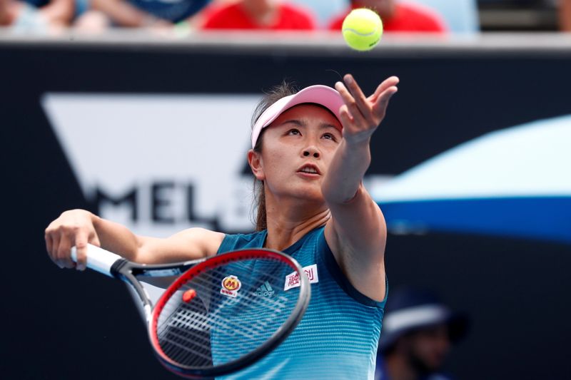 Imagen de archivo de la tenista china Peng Shuai sirviendo durante un partido por la primera ronda del Abierto de Australia en Melbourne, Australia. 15 de enero, 2019. REUTERS/Edgar Su/Archivo