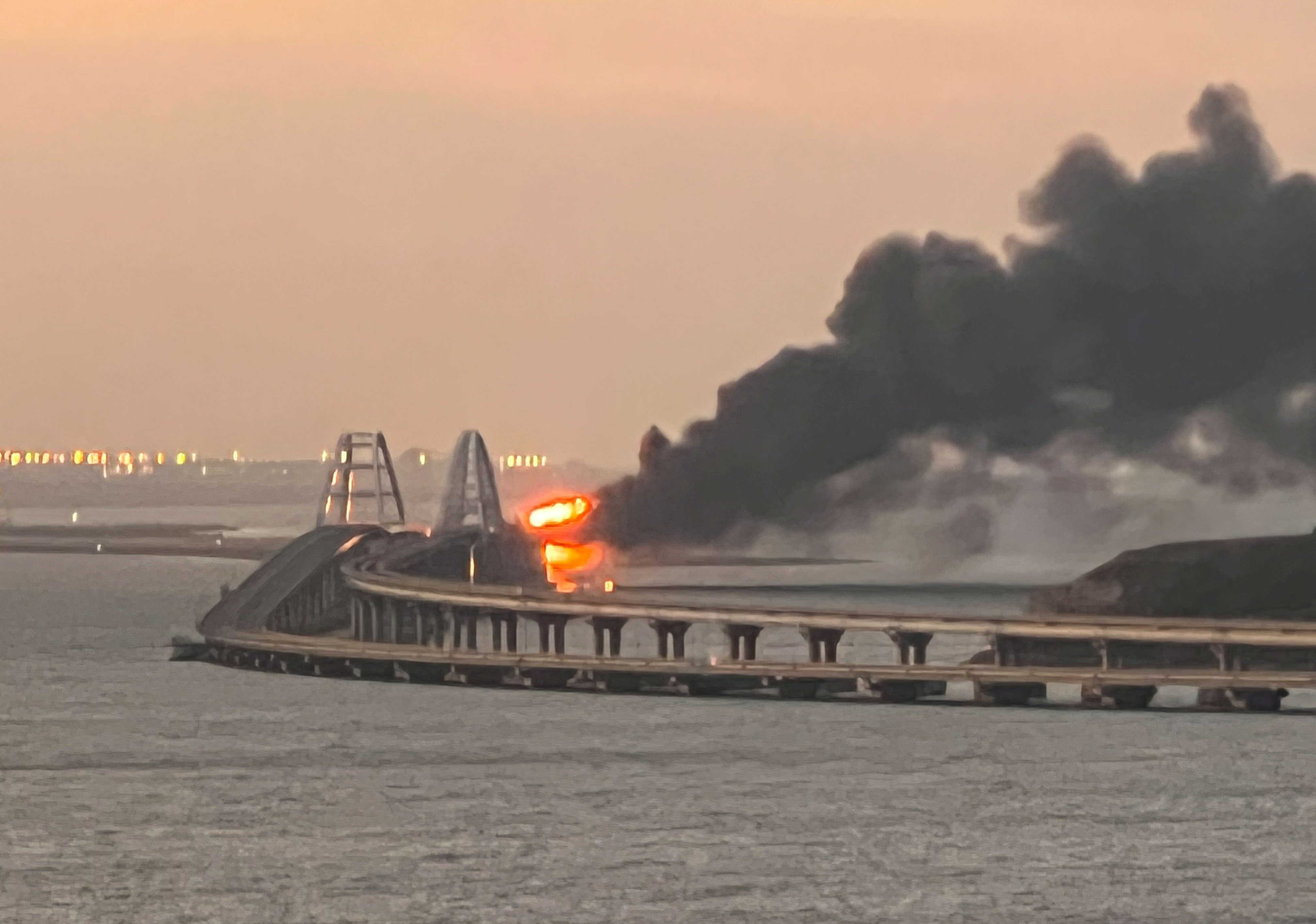 Una explosión destruyó gran parte del puente de Kerch, que conecta a Rusia con Crimea