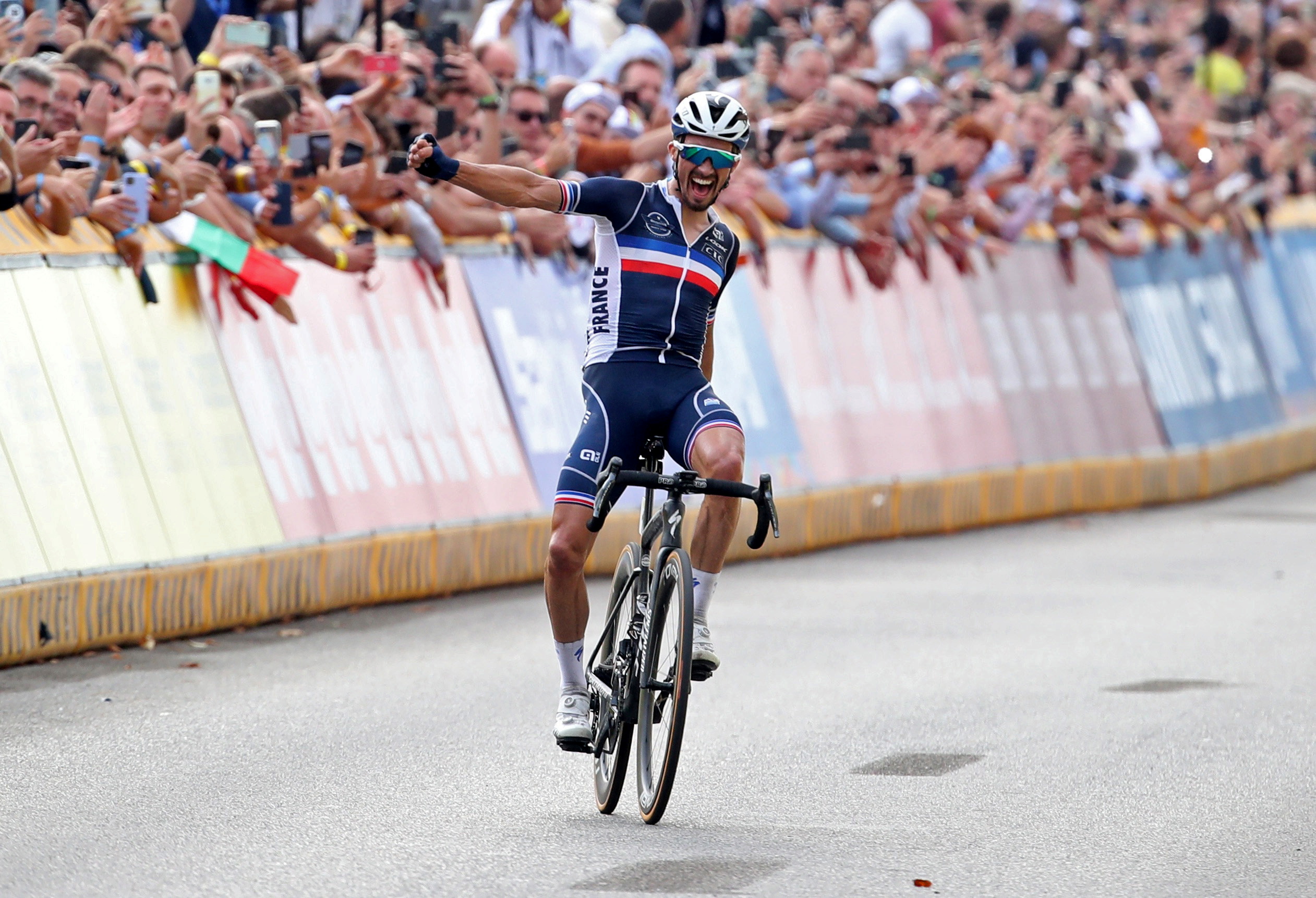 Cycling - UCI Road World Championships - Leuven, Belguim - September 26, 2021 France's Julian Alaphilippe celebrates as he crosses the line to win the race REUTERS/Yves Herman     TPX IMAGES OF THE DAY