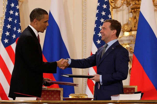 Los presidentes de Rusia, Dmitri Medvédev, y de Estados Unidos, Barack Obama, durante la firma del Nuevo START en Praga en 2010.