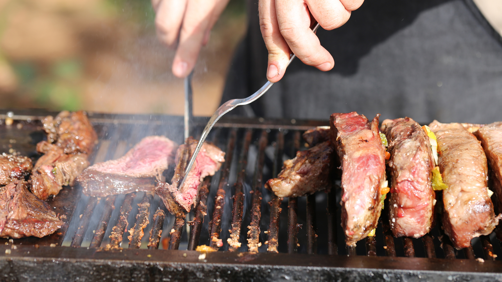 Si al cocinarlas, las carnes rojas presentan partes mal cocidas en su interior, el riesgo de ETA es mayor (Getty)