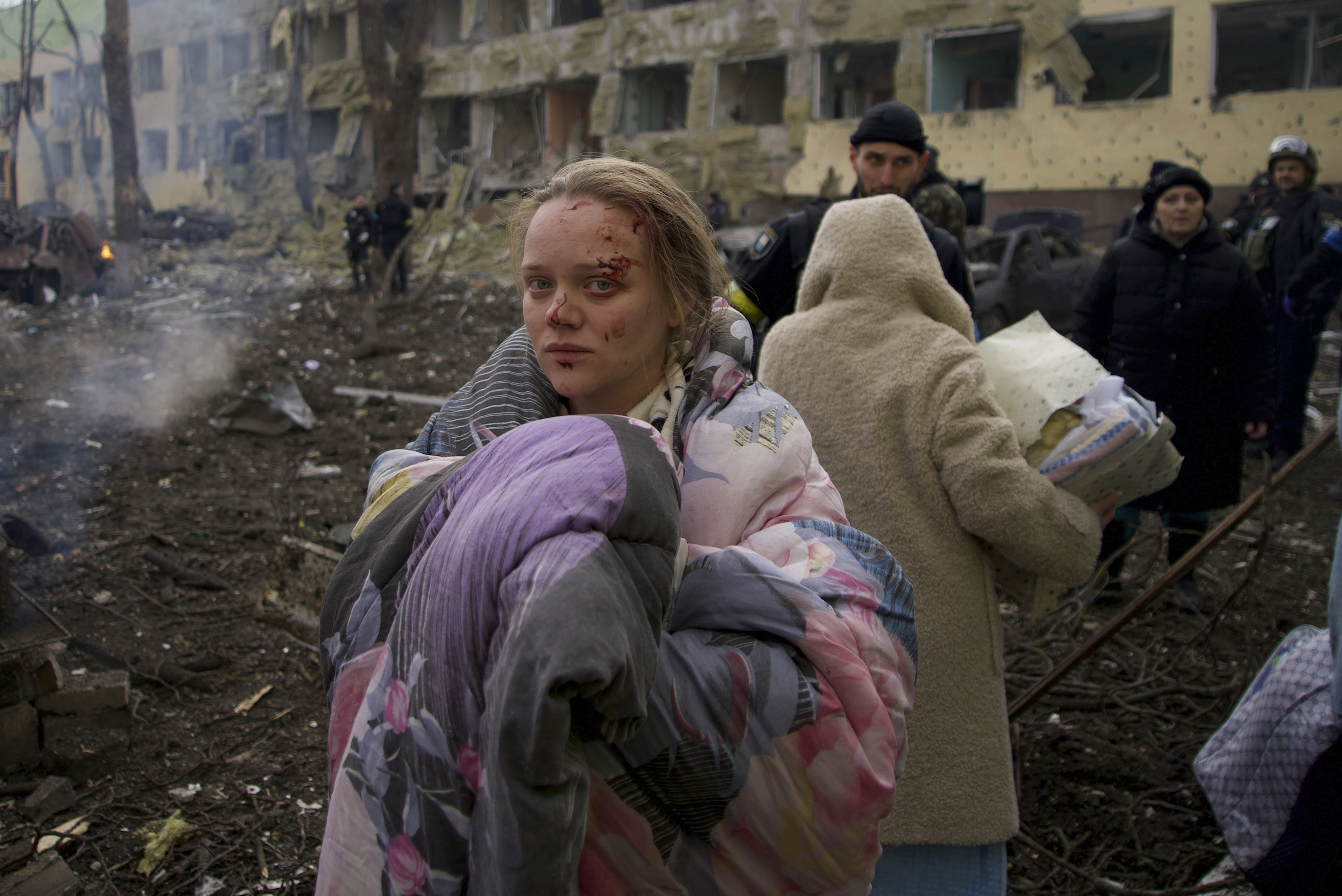 Una mujer embarazada llamada Mariana Vishegirskaya frente al hospital bombardeado. Al contrario de la otra madre, ella sobrevivió y dio a luz una niña. (AP/Mstyslav Chernov)