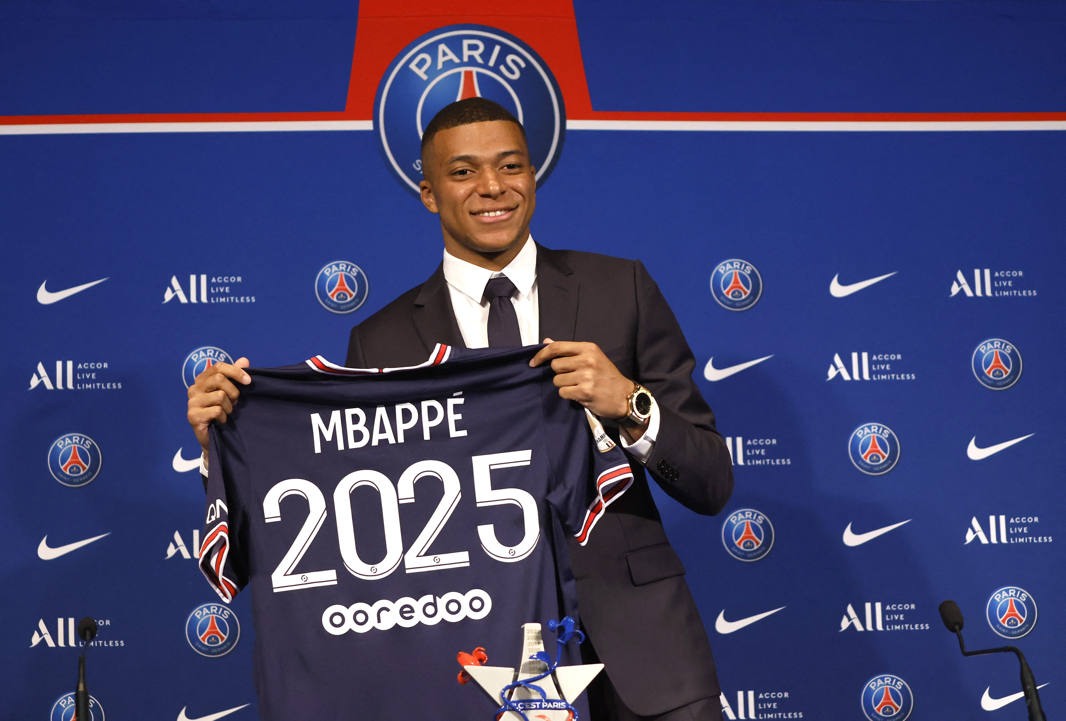 Kylian Mbappe memutuskan untuk memperbarui kontraknya dengan Paris Saint Germain (Foto: REUTERS)