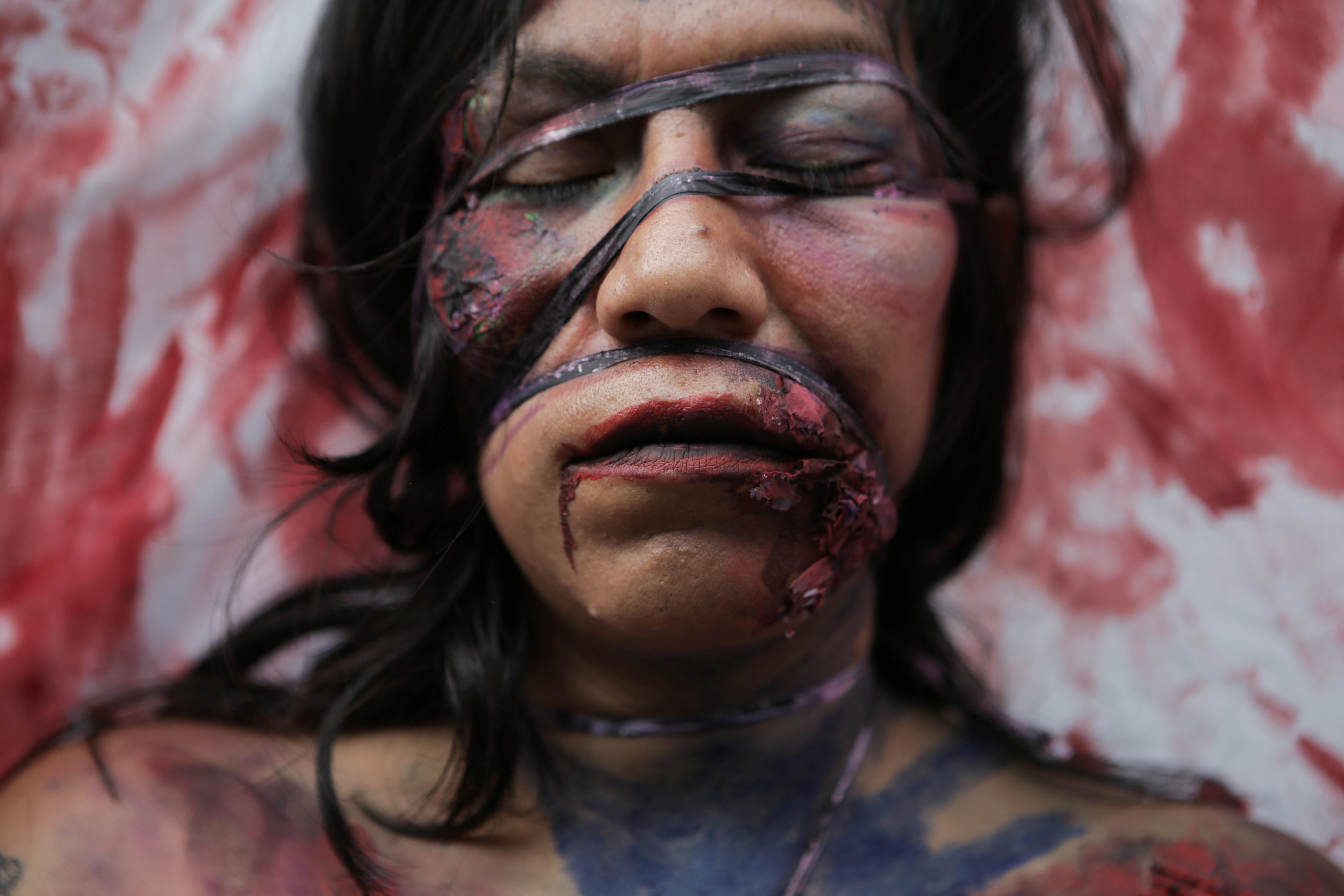 Una integrante de un colectivo feminista actúa fuera de las instalaciones del edificio de la Comisión Nacional de Derechos Humanos, en apoyo a las víctimas de violencia de género, en la Ciudad de México, México, 10 de septiembre de 2020. Fotografía tomada el 10 de septiembre de 2020.