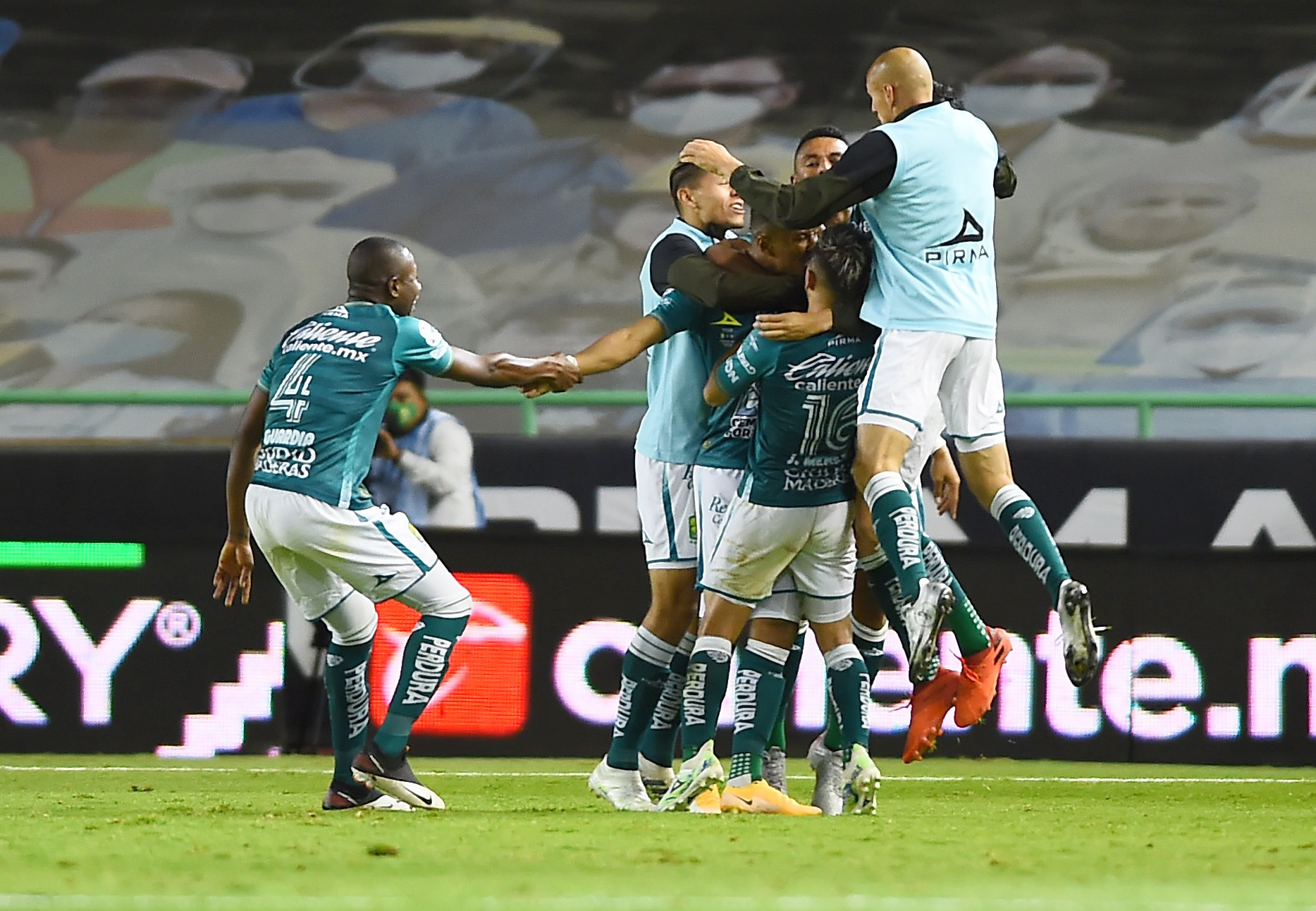 Yairo Moreno celebra su segundo gol con sus compañeros
