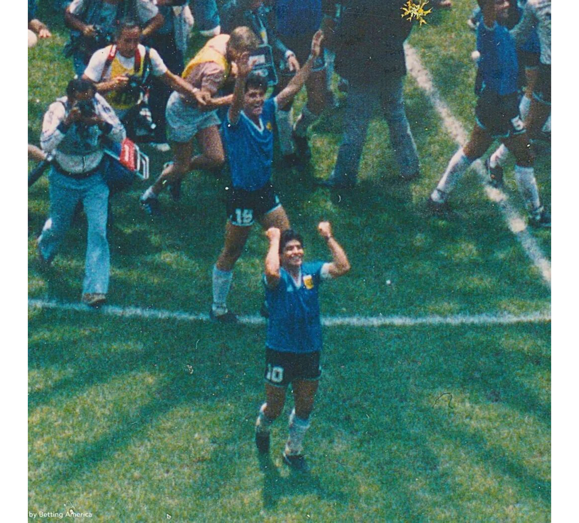 Maradona festeja el triunfo ante Inglaterra (@Diego10Querido)