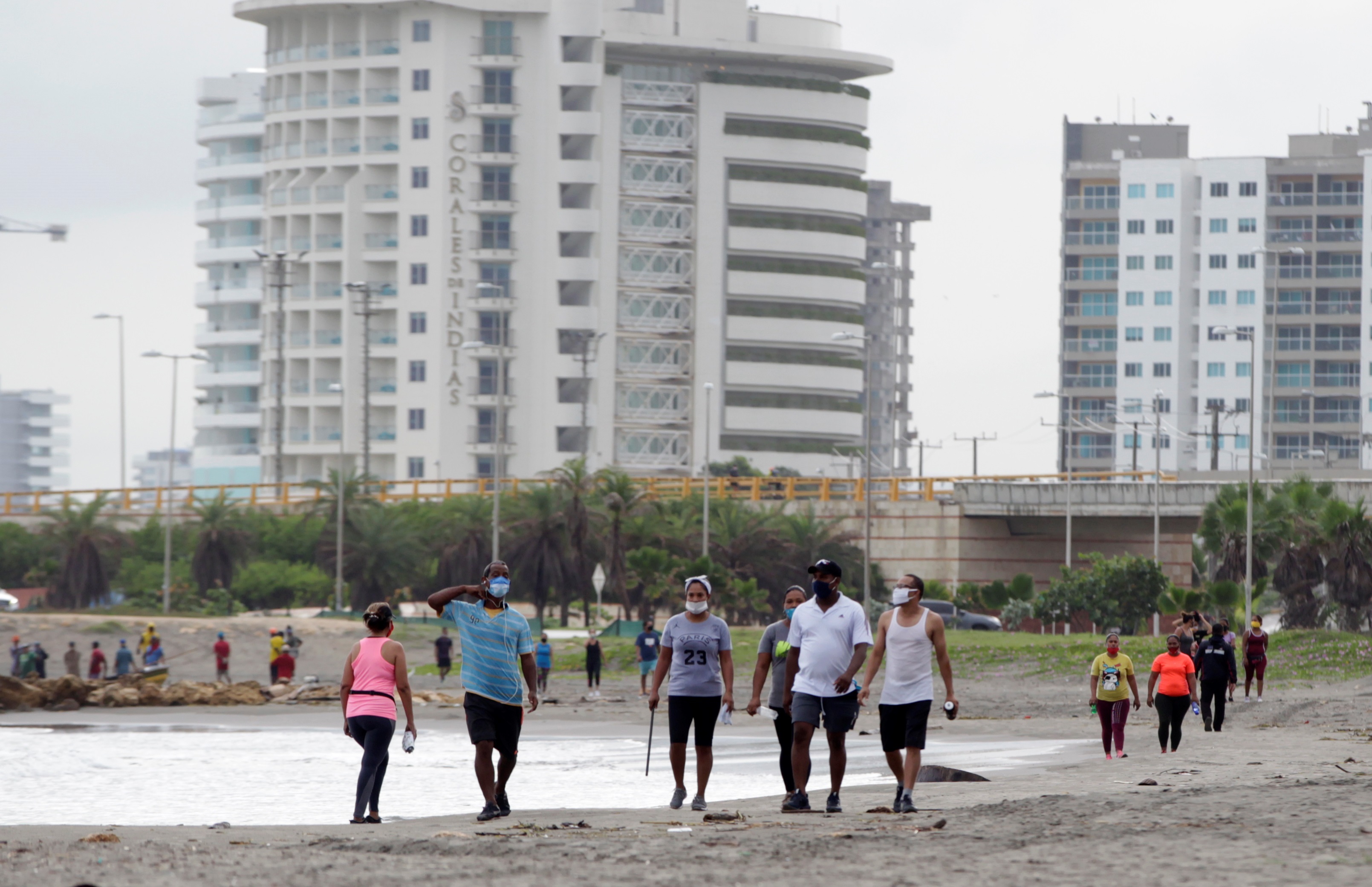 AME4213. CARTAGENA (COLOMBIA), 24/07/2020.- Un grupo de personas camina y hace deporte en las playas de Cartagena (Colombia), que se abrieron durante algunas horas diarias para que la gente las disfrute sin que todav&#237;a se permita el ba&#241;o en el mar como medida preventiva por la pandemia de la COVID-19. EFE/ Ricardo Maldonado Rozo
