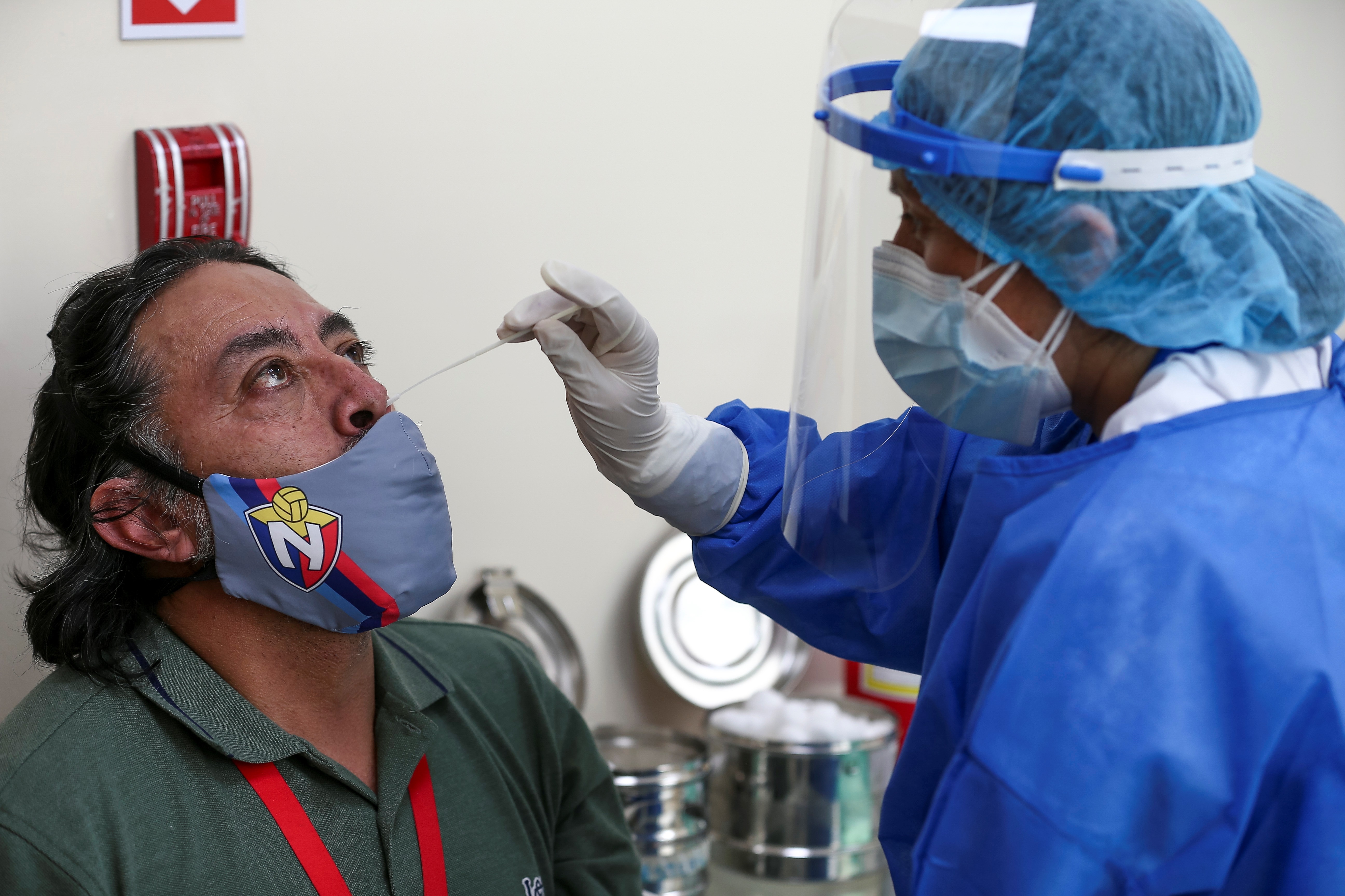 Un hombre se somete a una prueba PCR de detección de coronavirus en el centro de Salud Pichincha Humana, en una fotografía de archivo. EFE/ José Jácome
