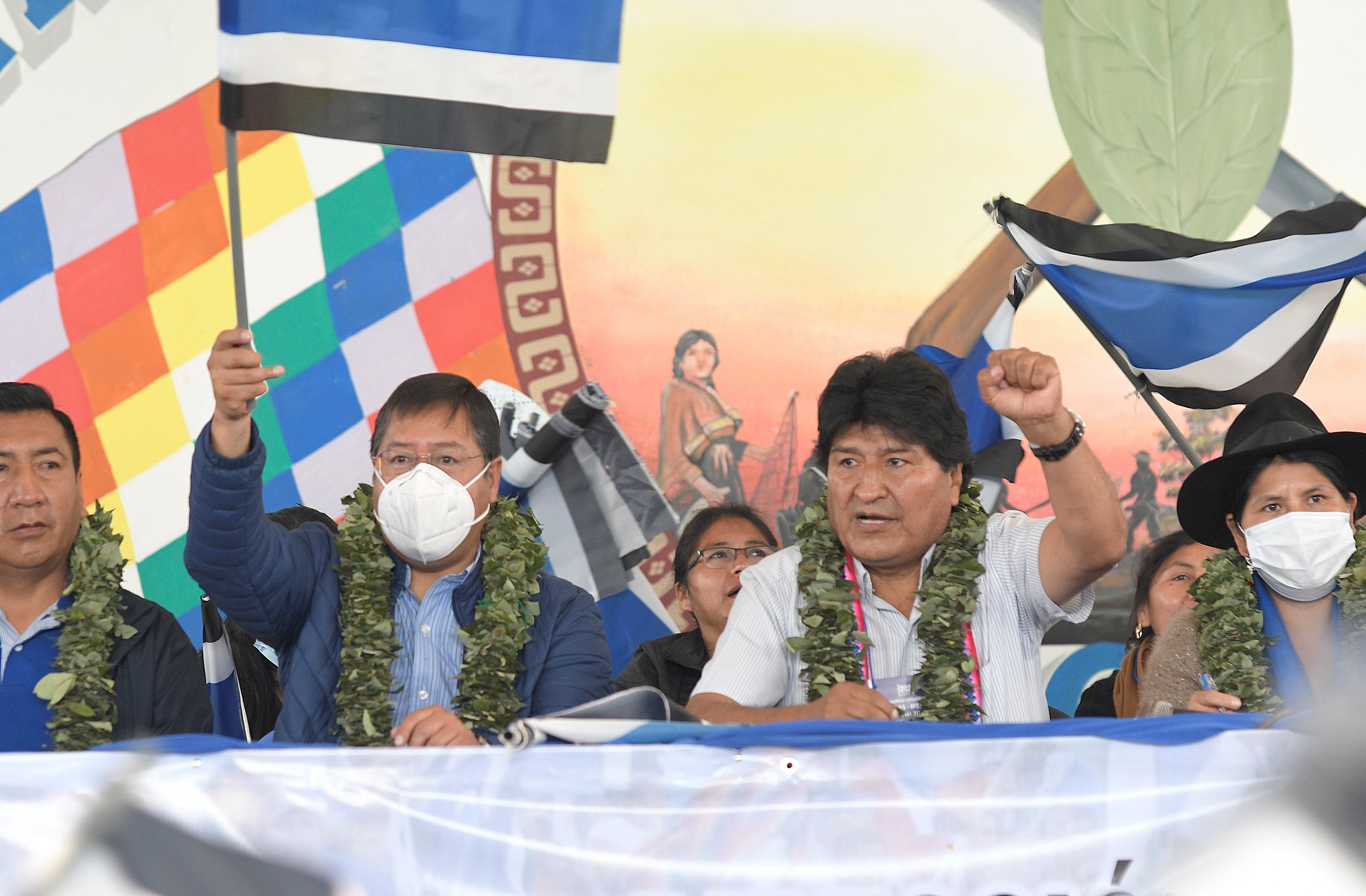 El jefe nacional del MAS, el exmandatario boliviano Evo Morales (derecha), junto al presidente de Bolivia, Luis Arce (izquierda), en una fotografía de archivo (EFE/ Jorge Abrego)
