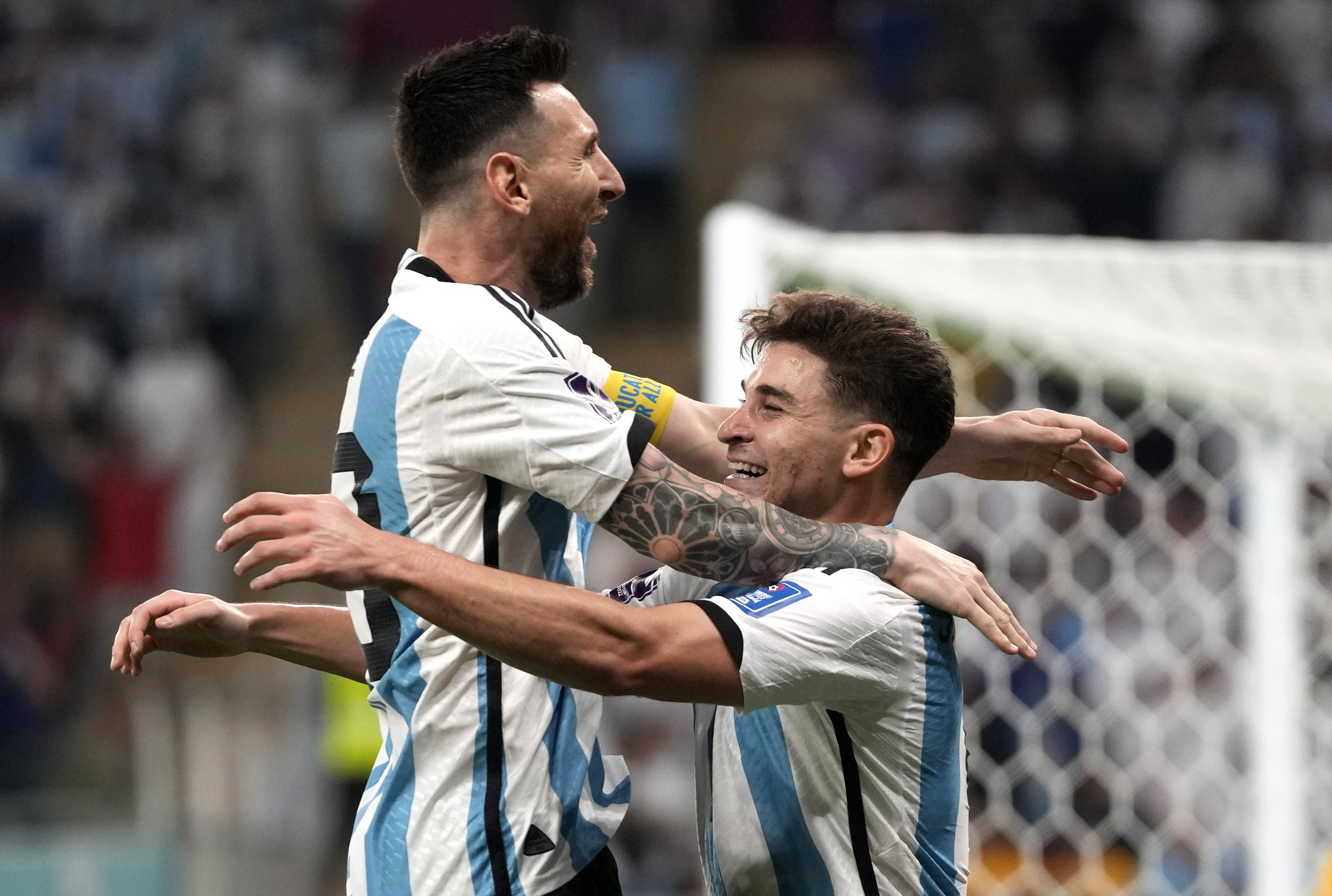 Julián Álvarez abraza a su ídolo, Lionel Messi. Ambos son los goleadores de Argentina con dos gritos (AP Foto/Frank Augstein)
