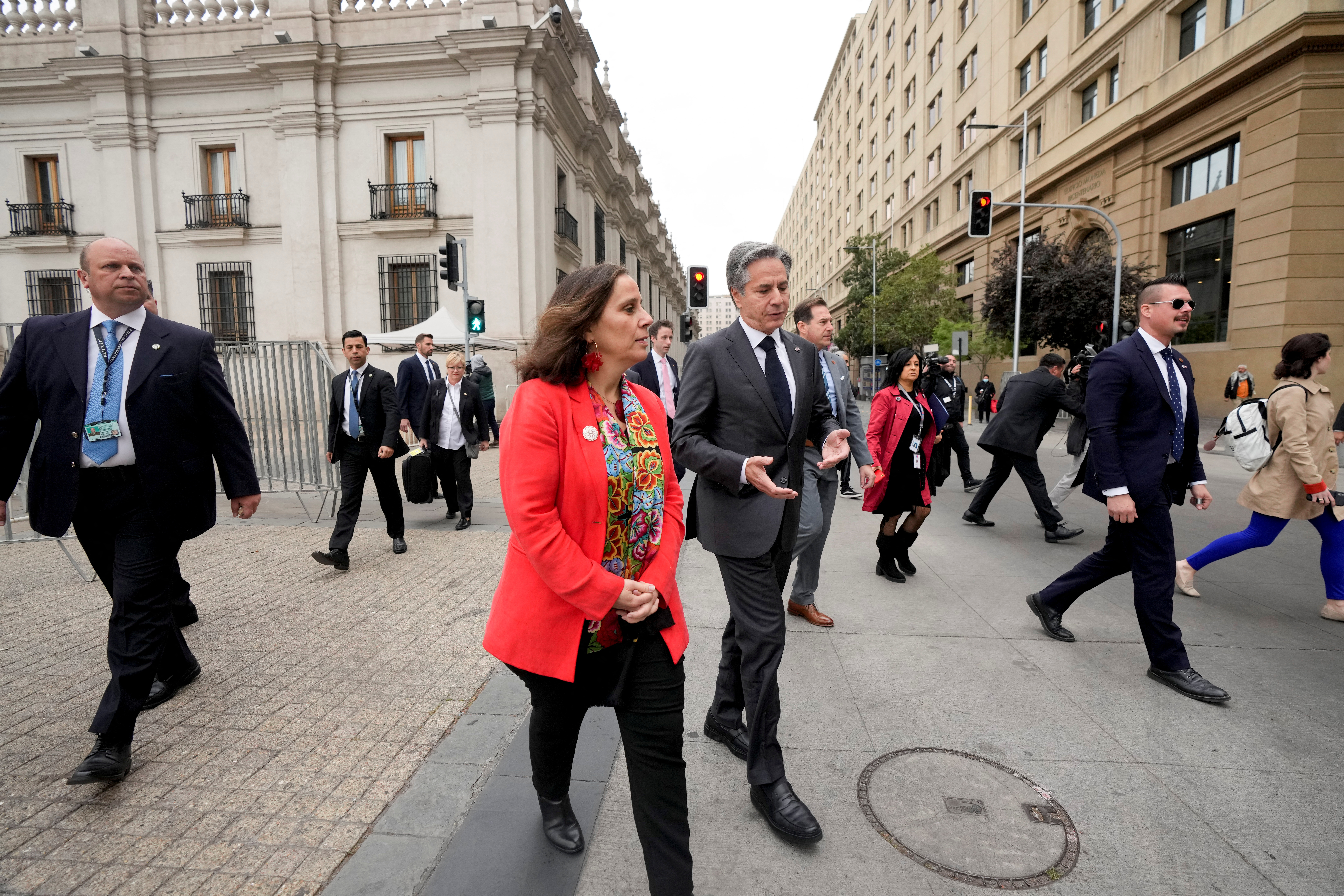 La ministra de Asuntos Exteriores de Chile, Antonia Urrejola, camina con el secretario de Estado norteamericano, Antony Blinken, frente al Palacio de La Moneda en Santiago (Esteban Felix/Pool via REUTERS)