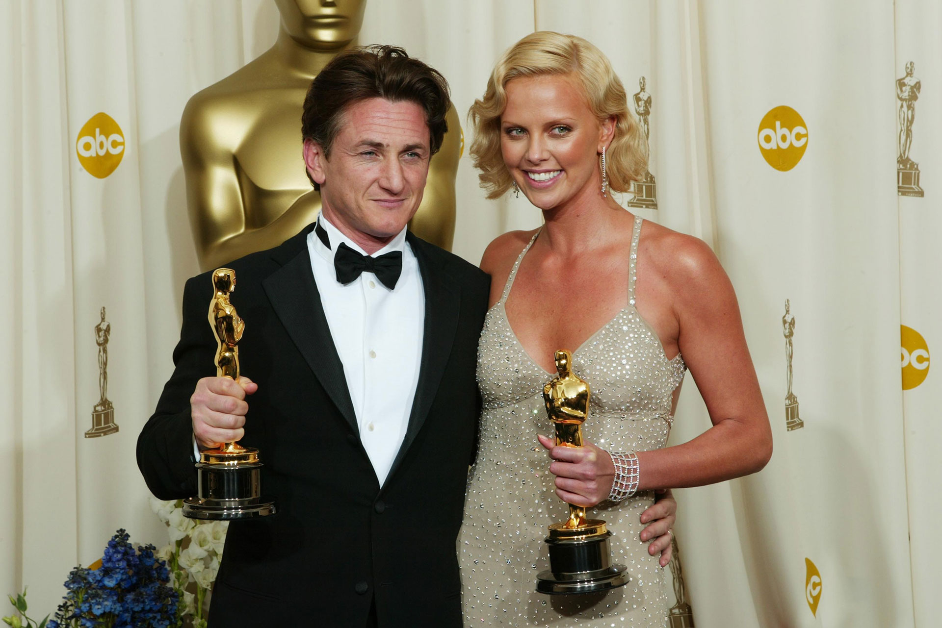 Theron y Penn posan con sus Oscar cuando eran solo amigos (Getty Images)
